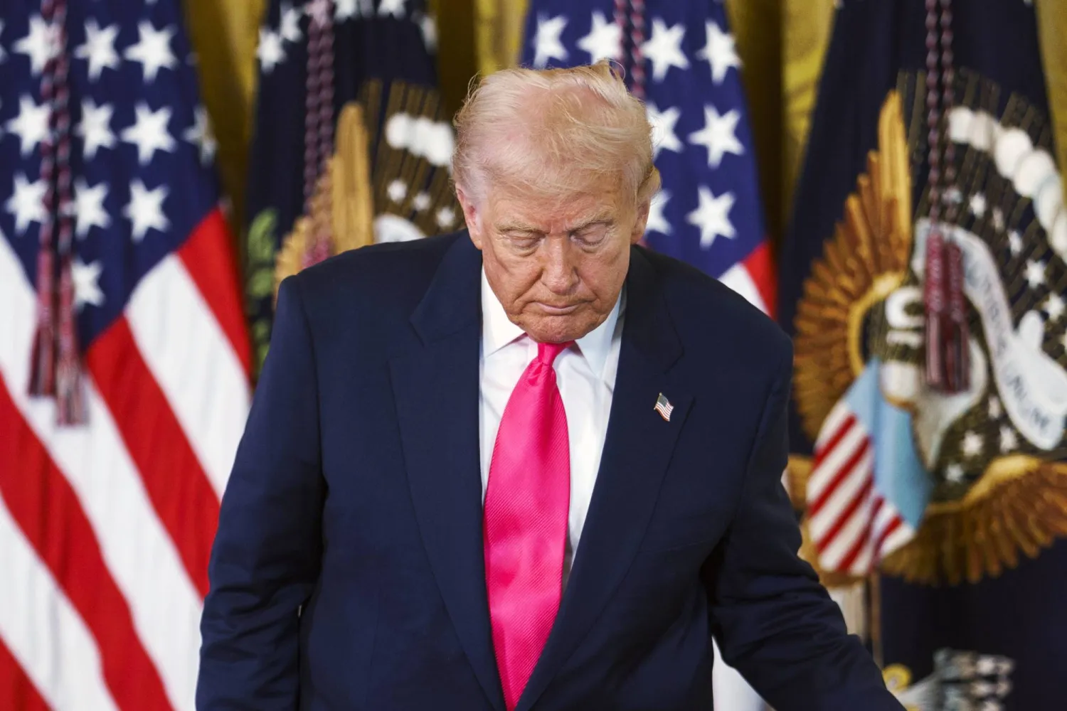 الرئيس الأميركي دونالد ترمب في الغرفة الشرقية بالبيت الأبيض (إ.ب.أ)