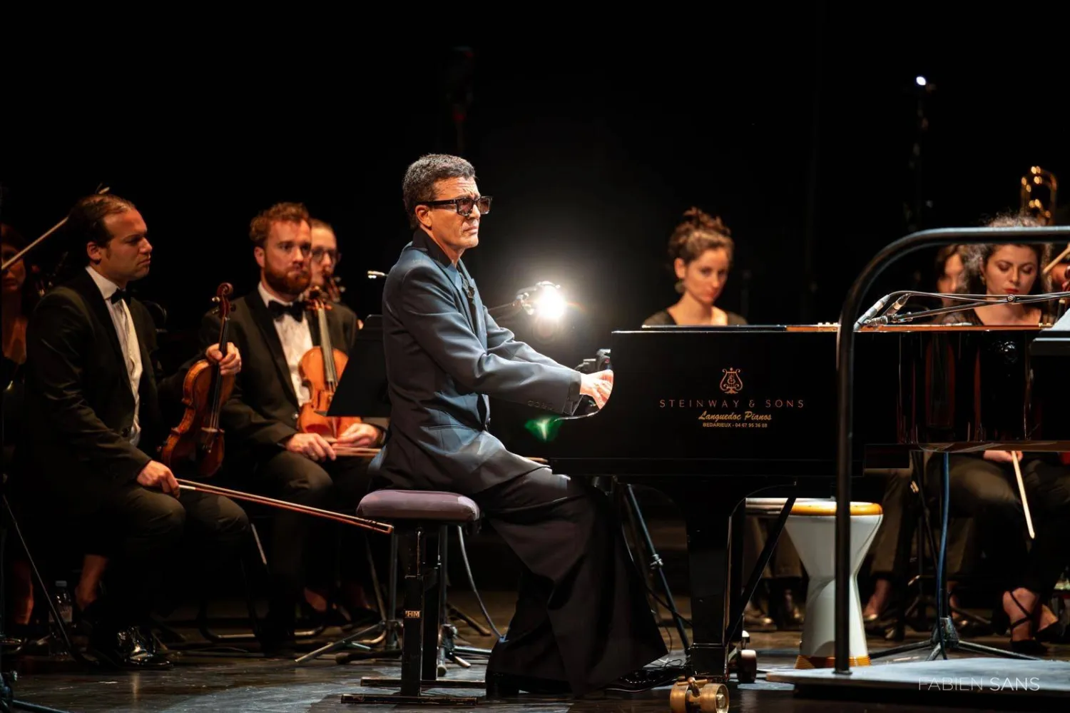 يشارك حرفوش في مسابقة ملكة جمال الكون بمعزوفته {الجمال سوف ينقذ العالم} (عمر حرفوش)