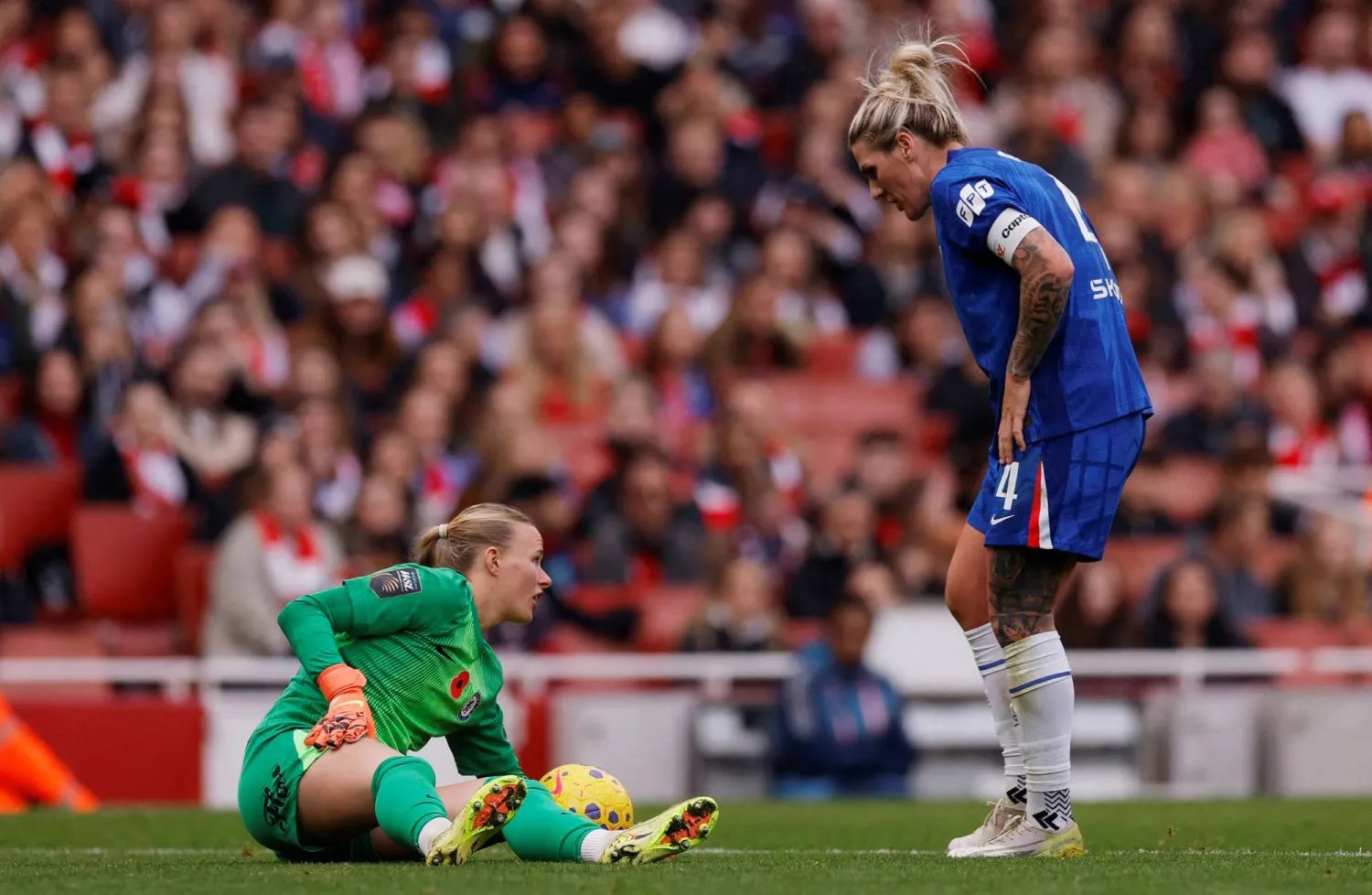 حارسة مرمى تشيلسي هانا هامبتون أصيبت في مواجهة آرسنال (رويترز)