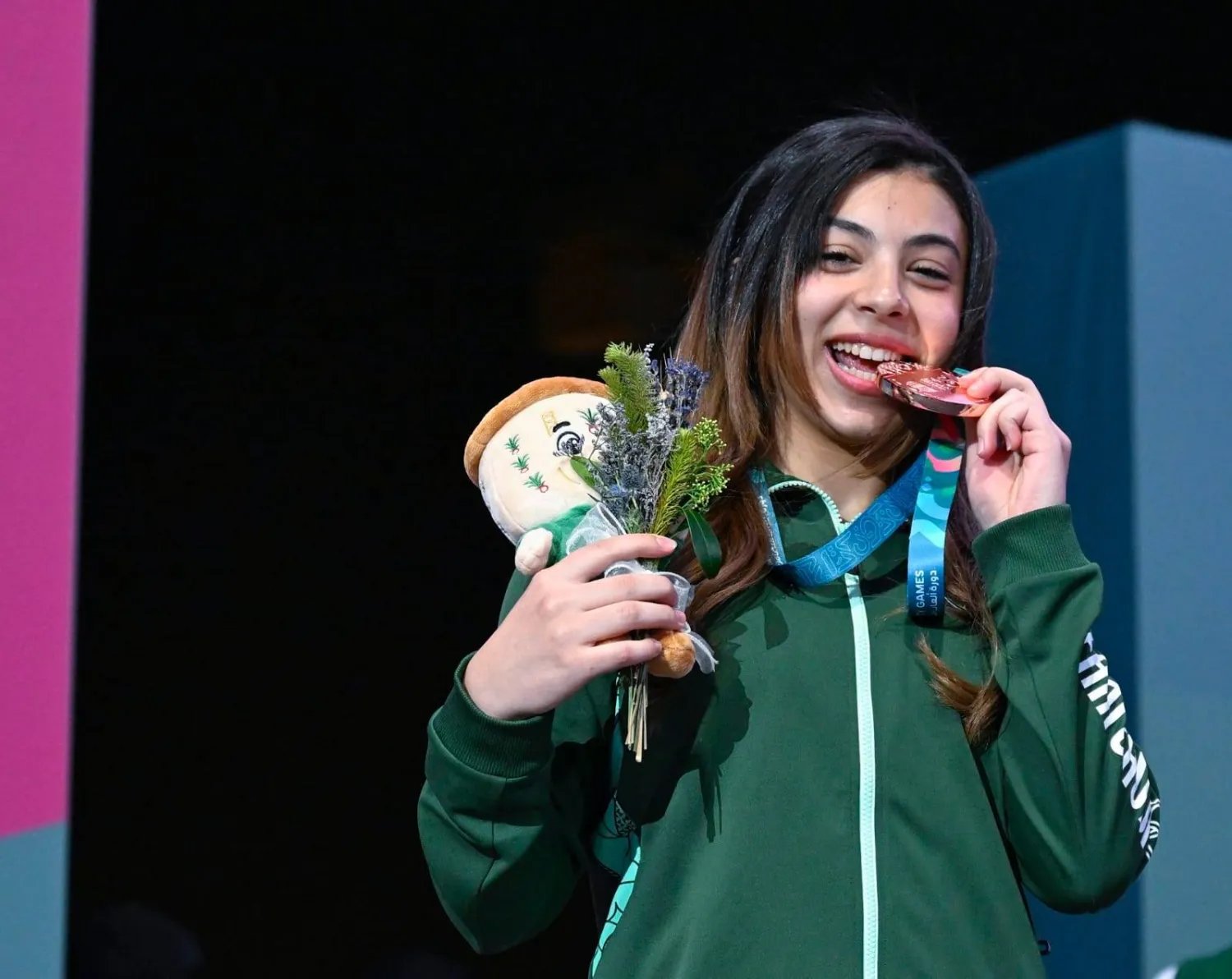 سهى الفار تحتفل بميداليتها (الشرق الأوسط)