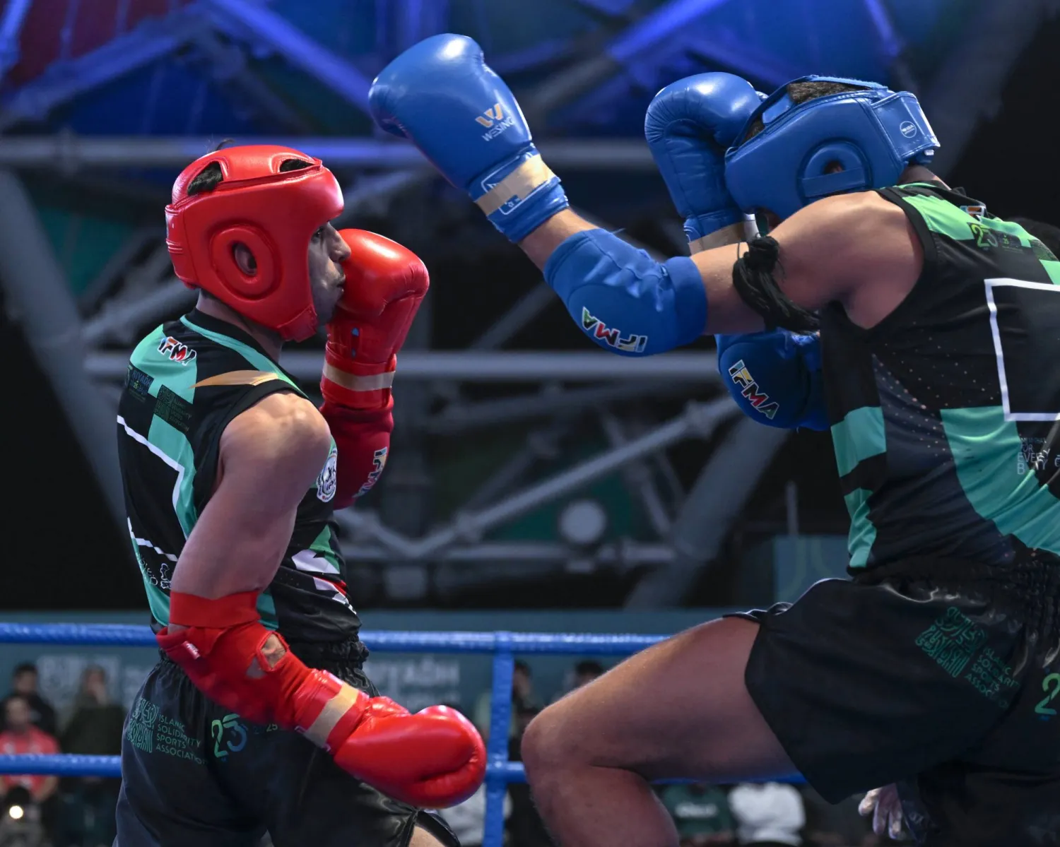 العنزي بالقفاز الأحمر خلال النزال (الشرق الأوسط)