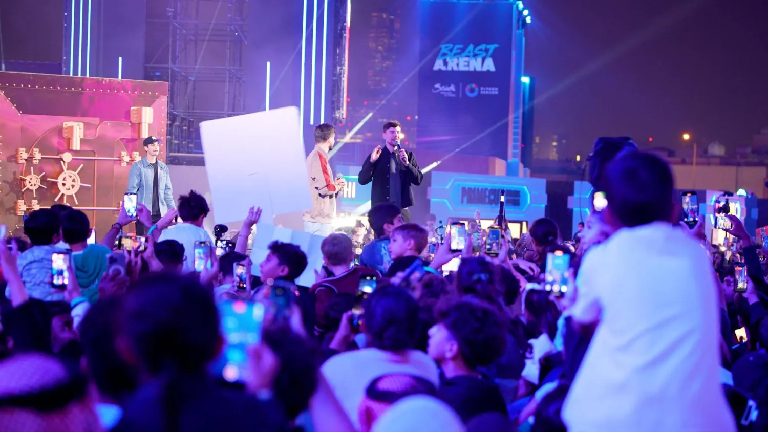 تفاعل جماهيري واسع خلال ظهور صانع المحتوى الشهير «مستر بيست» (تصوير: تركي العقيلي)