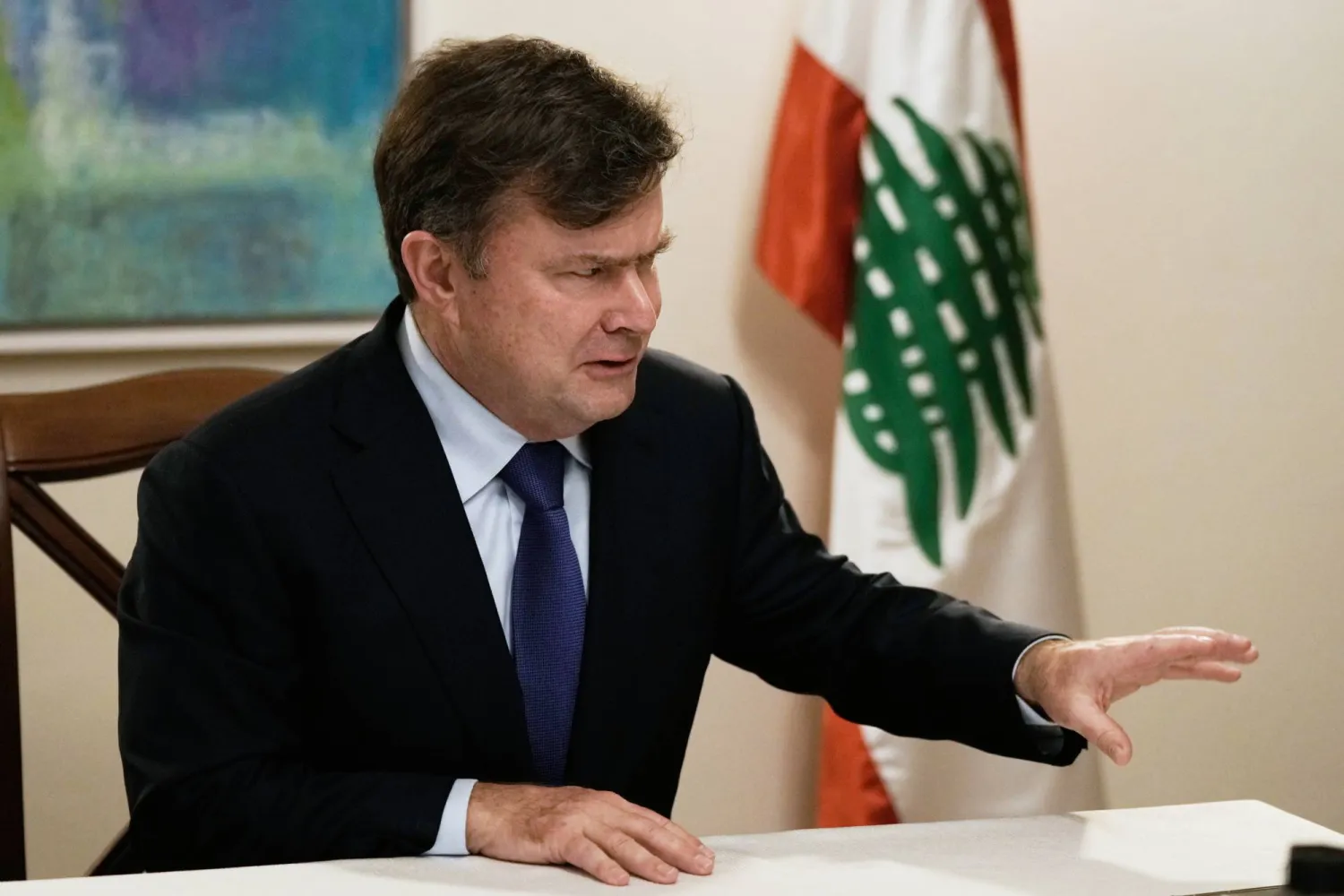 جان هیرلی، معاون وزارت خزانه‌داری آمریکا در امور تروریسم و اطلاعات مالی، در یک نشست محدود با خبرنگاران در سفارت آمریکا در بیروت (آسوشیتدپرس)