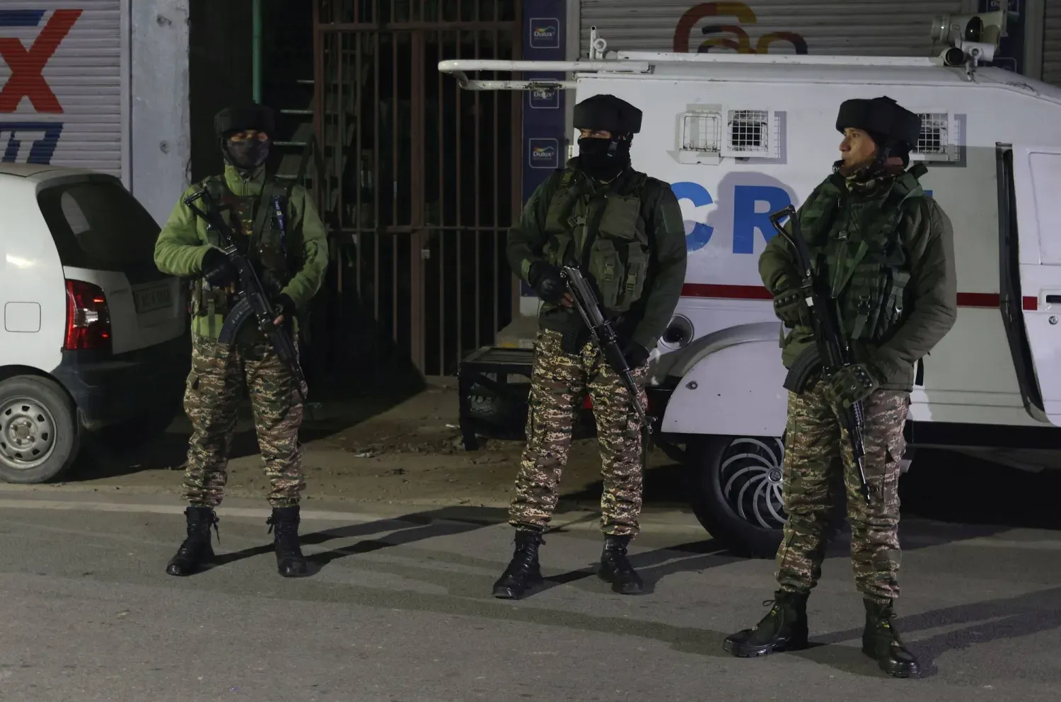 Hint güçleri, büyük miktarda patlayıcının infilak ettiği polis karakolunun yanında duruyor (EPA)