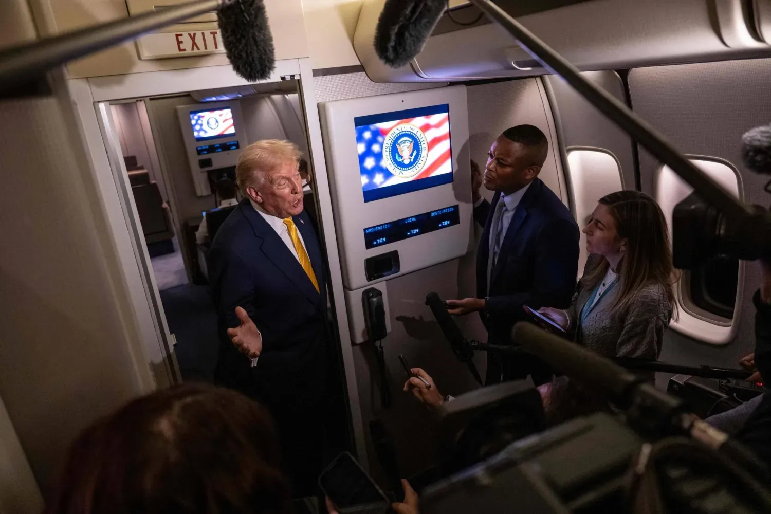 Trump, Air Force One uçağında gazetecilere konuşuyor (AFP)