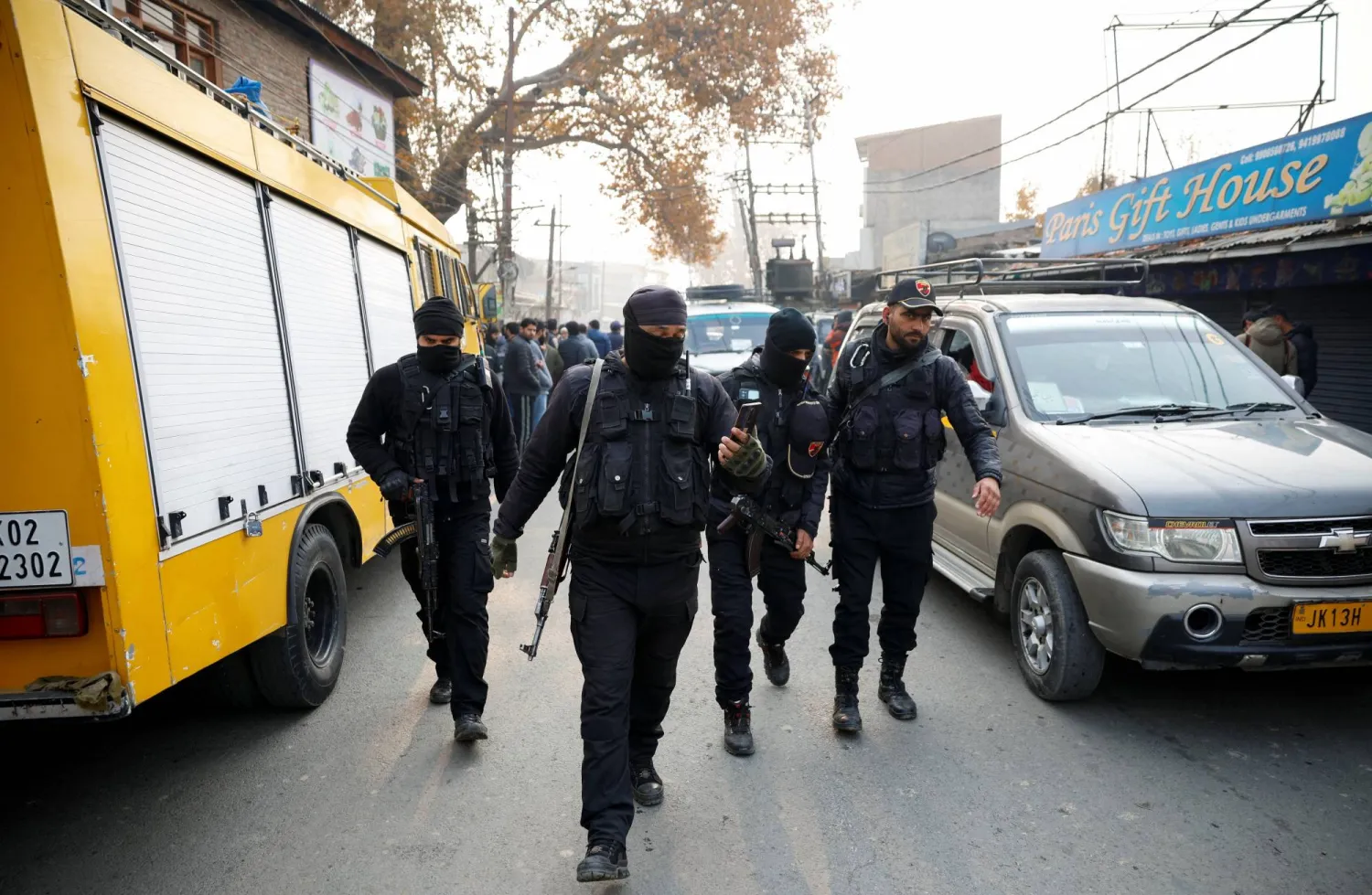 عدد من قوات الأمن في موقع الانفجار بالجزء الخاضع للهند من كشمير (رويترز)