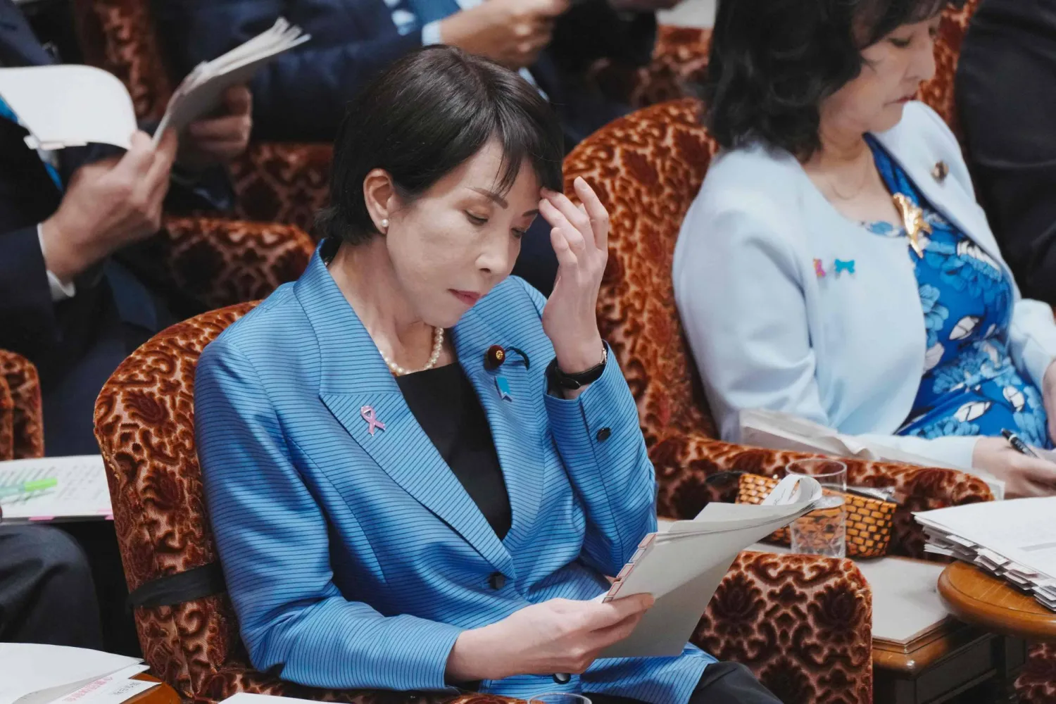 رئيسة الوزراء اليابانية ساناي تاكايتشي (يسار) تحضر جلسة لجنة الميزانية في البرلمان بطوكيو (أ.ف.ب)