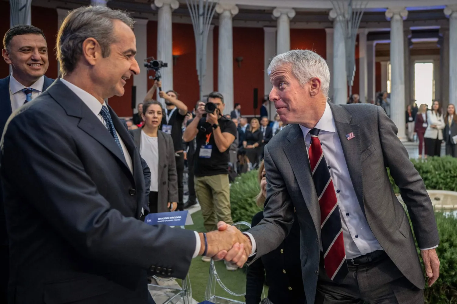 رئيس الوزراء اليوناني كيرياكوس ميتسوتاكيس يصافح رايت خلال اجتماع التعاون في مجال الطاقة عبر الأطلسي (أ.ف.ب)