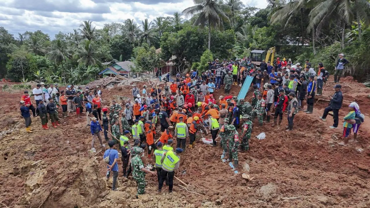 A handout photo made available by Indonesian National Search and Rescue Agency (BASARNAS) shows rescuers searching for survivors after a landslide hit a village in Cilacap, Indonesia, 14 November 2025. (EPA / BASARNAS / Handout) 