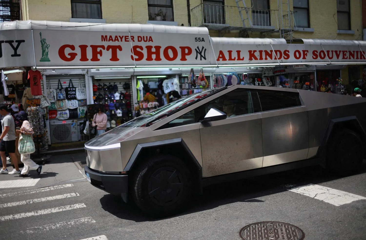 «تسلا سايبرترك» تسير في الحي الصيني بمدينة نيويورك (رويترز)