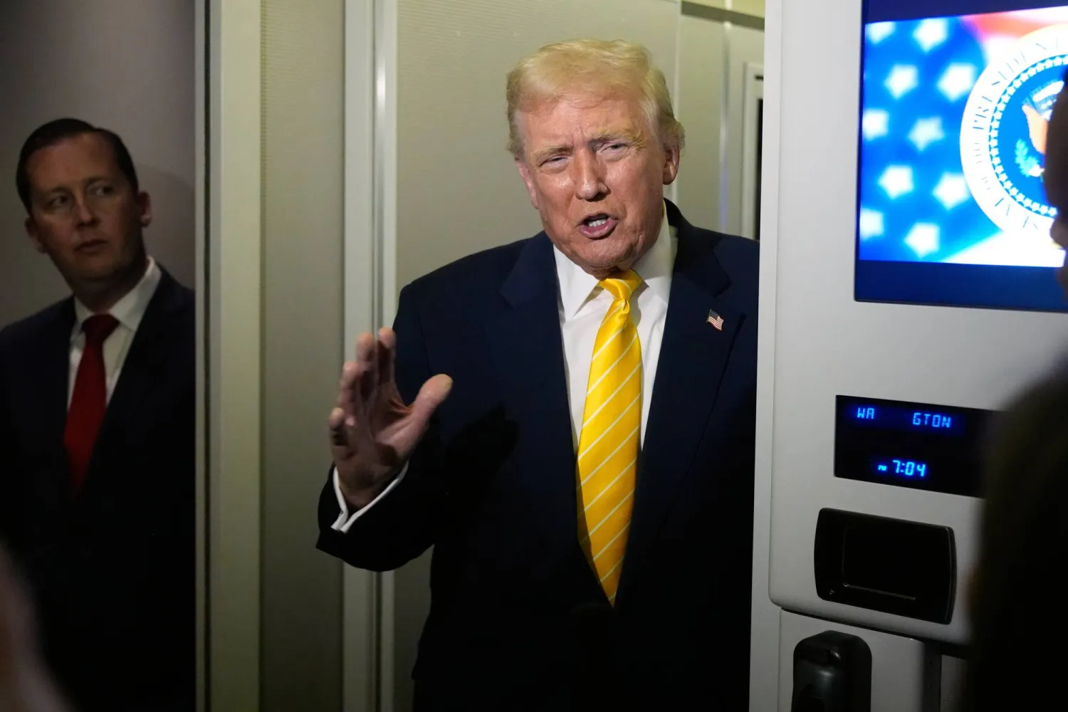 دونالد ترمب يتحدث إلى الصحافيين على متن الطائرة الرئاسية (أ.ب)