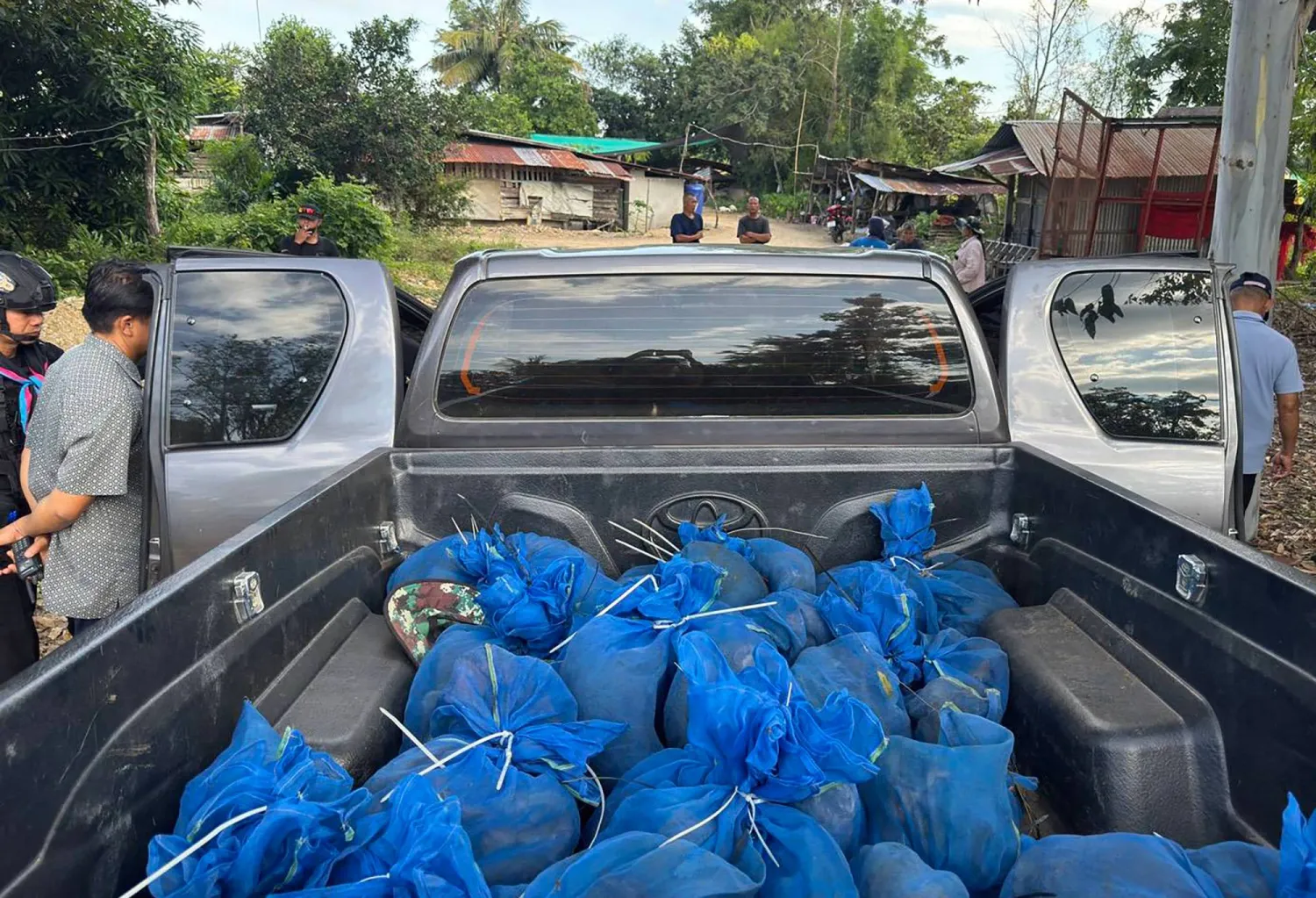 أكياس شبكية زرقاء بداخلها قردة المكاك بعد إنقاذها من عملية تهريب في منطقة أرانيابراتيت بمقاطعة سا كايو قرب الحدود بين تايلاند وكمبوديا (أ.ف.ب)