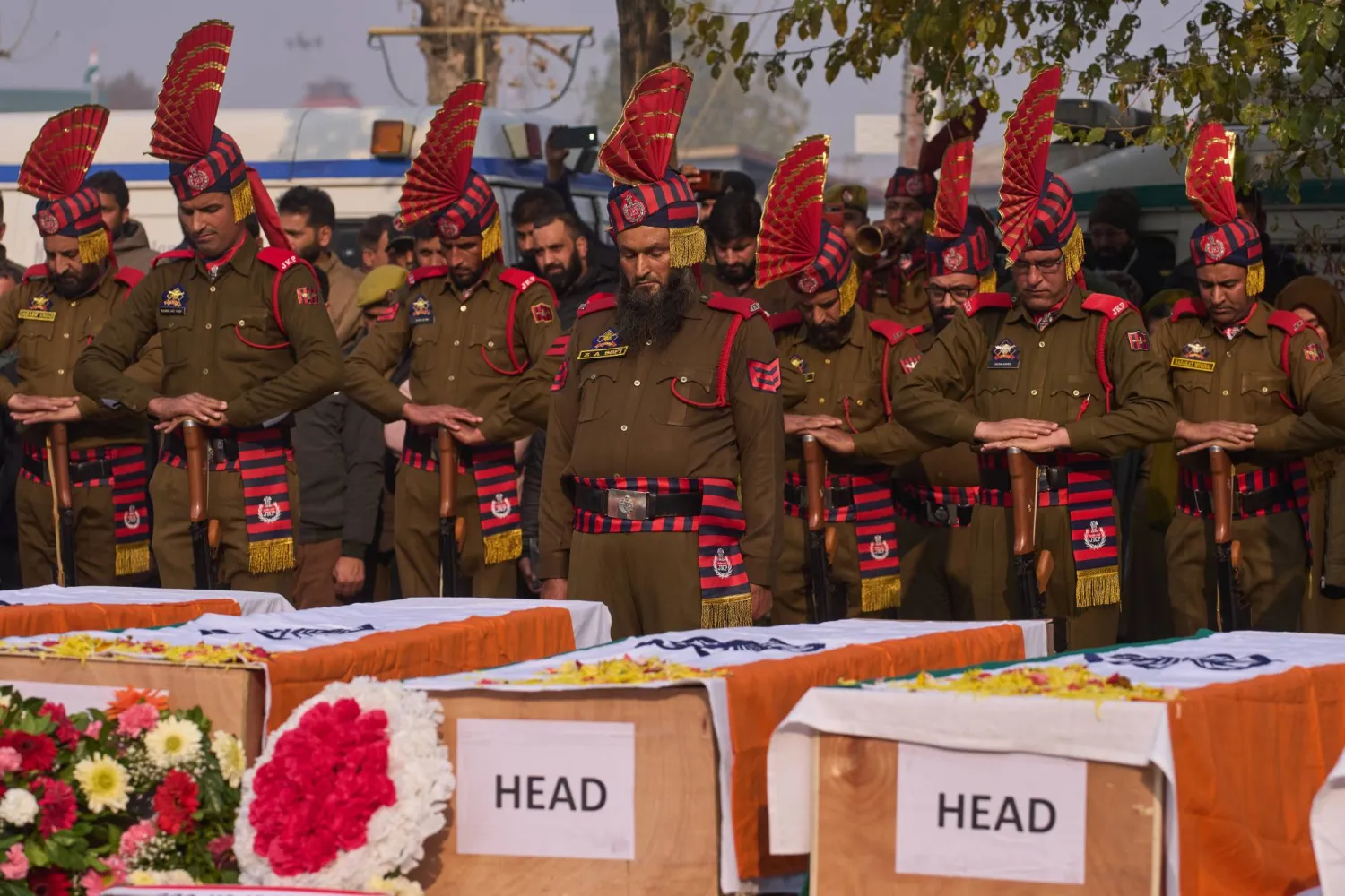 جانب من تشييع قتلى الانفجار في سريناجار(أ.ب)