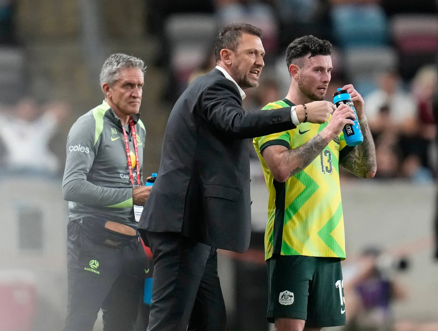 توني بوبوفيتش مدرب أستراليا يوجه لاعبه أيدن أونيل ضد فنزويلا (أ.ب)