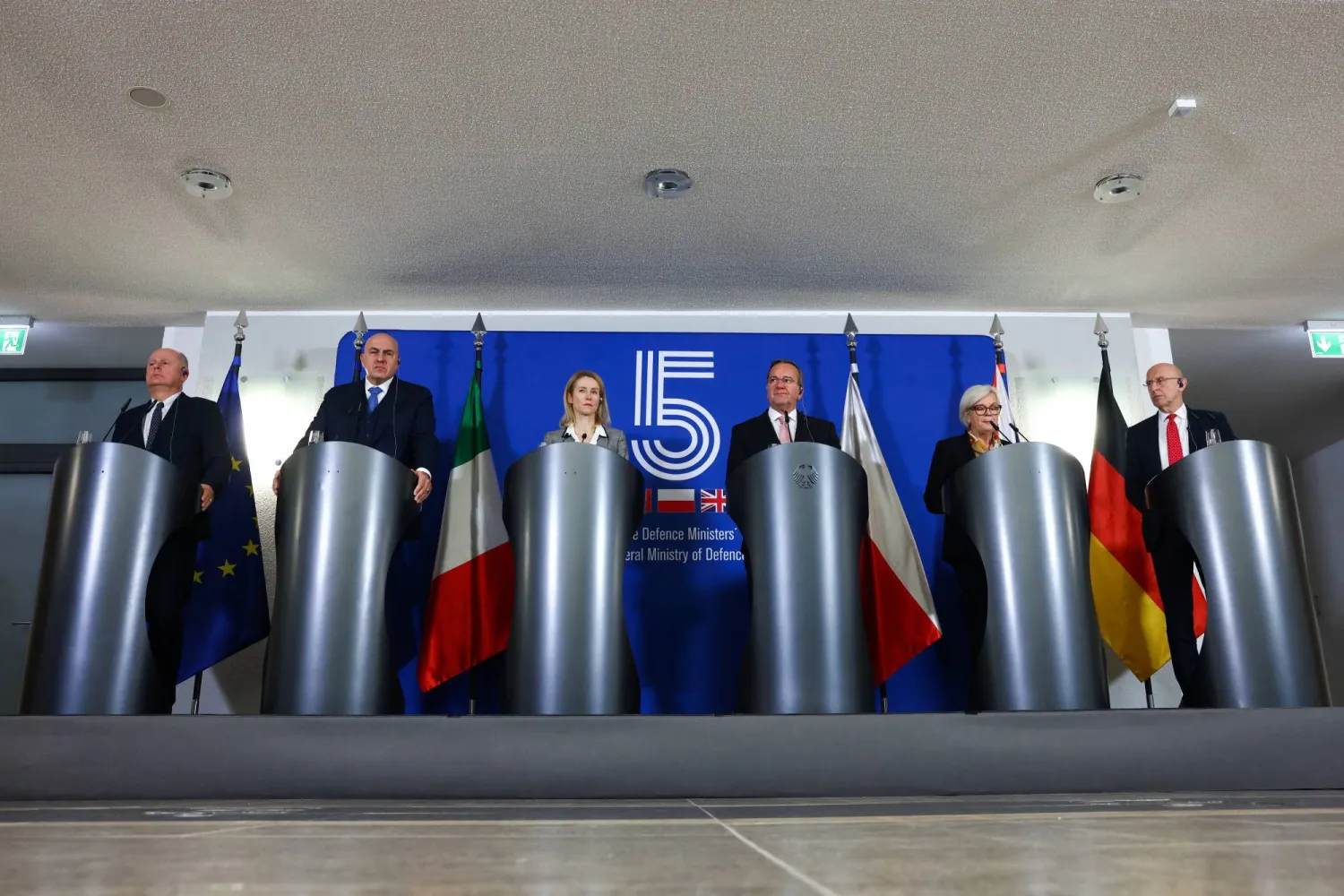 وزراء دفاع ألمانيا وفرنسا وإيطاليا وبولندا والمملكة المتحدة ومسؤولة السياسة الخارجية للاتحاد الأوروبي كايا كالاس خلال مؤتمر صحافي عقب اجتماع في برلين (رويترز)
