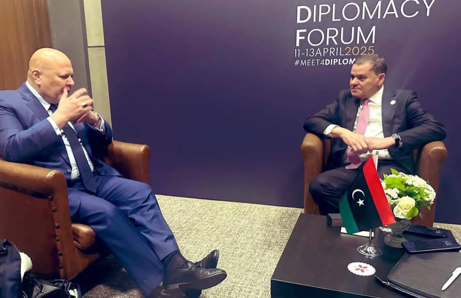 كريم خان خلال لقاء مع عبد الحميد الدبيبة في أبريل الماضي (حساب خان بمنصة «إكس»)