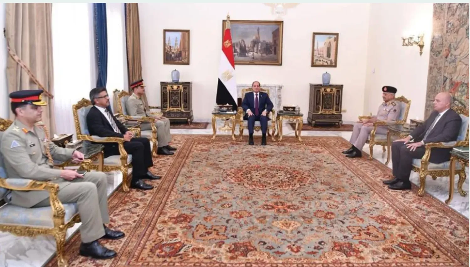 الرئيس المصري خلال لقاء رئيس أركان القوات البرية الباكستانية في القاهرة الشهر الماضي (الرئاسة المصرية)