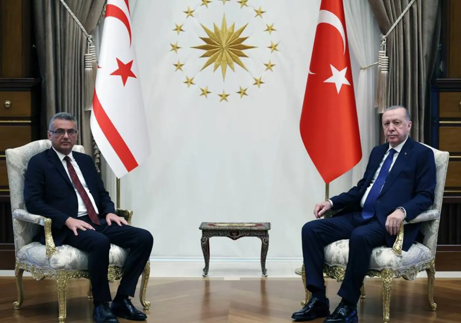 إردوغان أكد عقب مباحثات مع رئيس «جمهورية شمال قبرص التركية» طوفان إرهورمان بأنقرة في 13 نوفمبر تمسكه بحل الدولتين (الرئاسة التركية)
