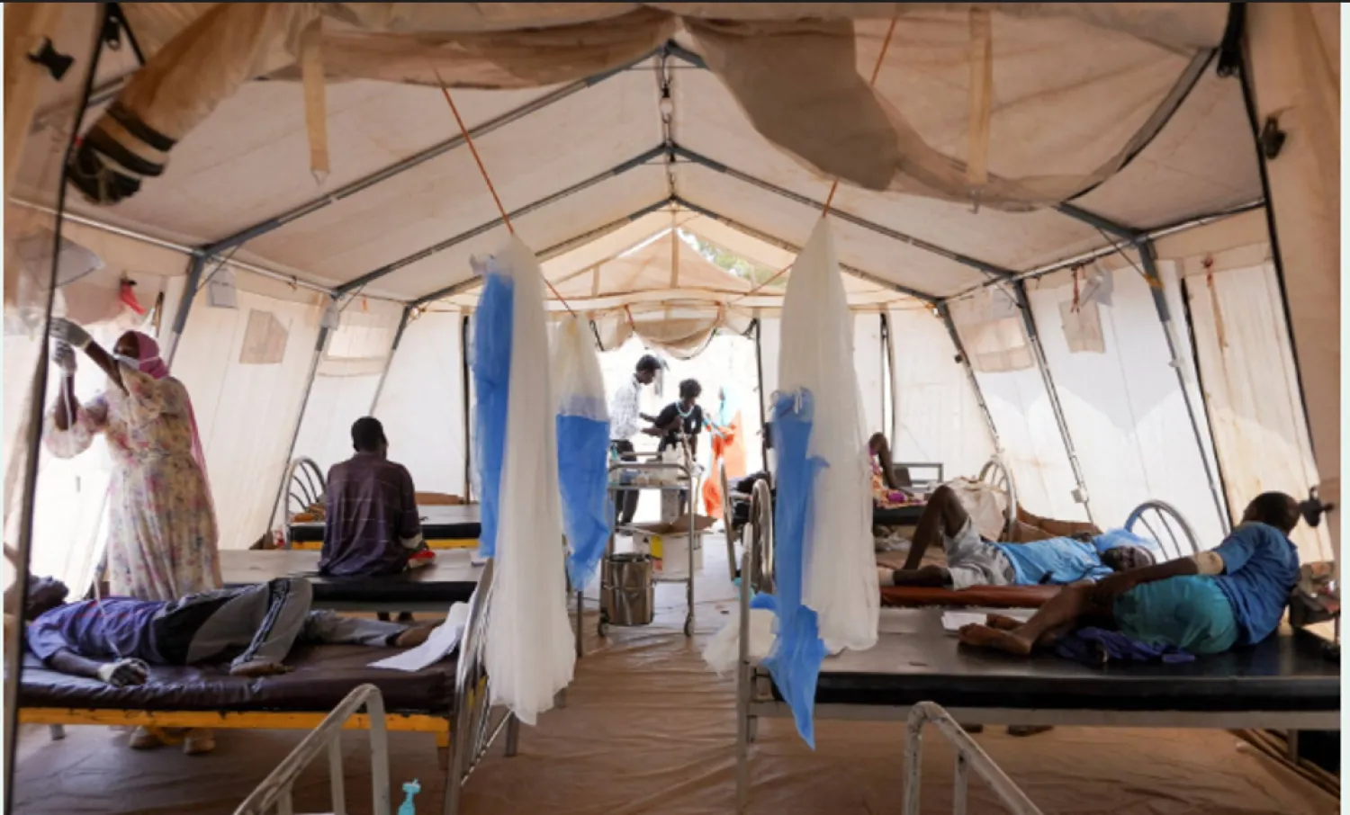 جرحى أصيبوا خلال معارك الفاشر يخضعون للعلاج بمستشفى ميداني في طويلة بشمال دارفور (رويترز)