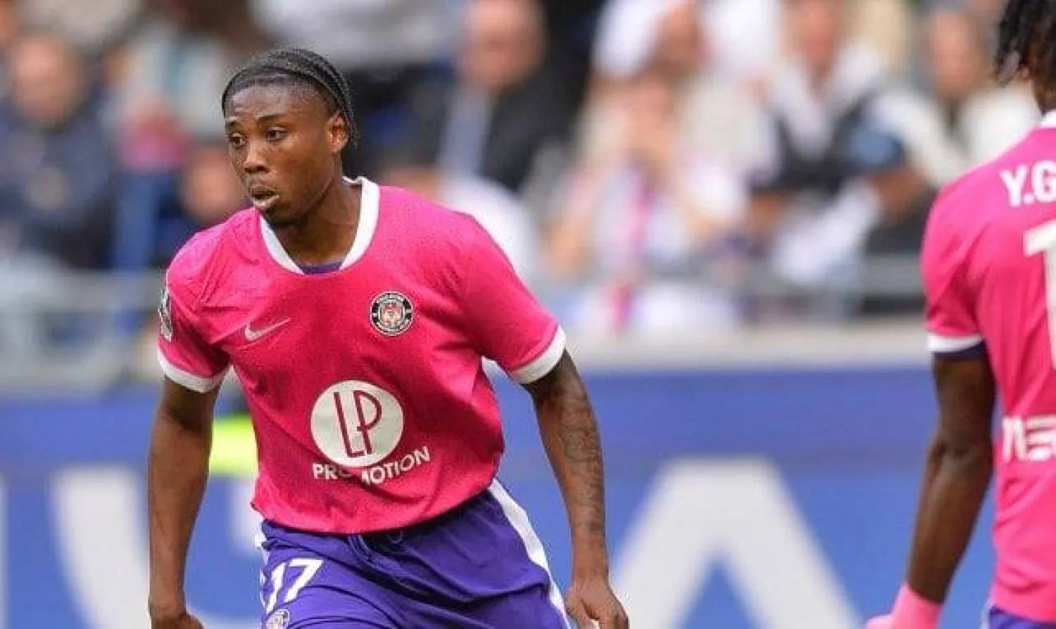 أبو فرنسيس لاعب خط وسط منتخب غانا (فوت ميركاتو)