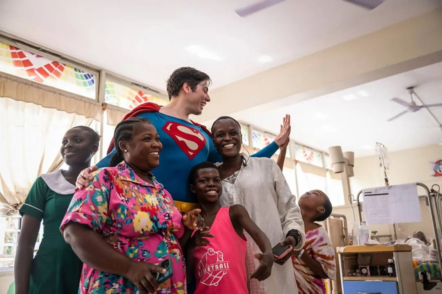  Leonardo Muylaert, known as the "Brazilian Superman", poses with patients and their relatives during a visit at the Korle Bu Teaching Hospital in Accra, on November 14, 2025. (AFP)