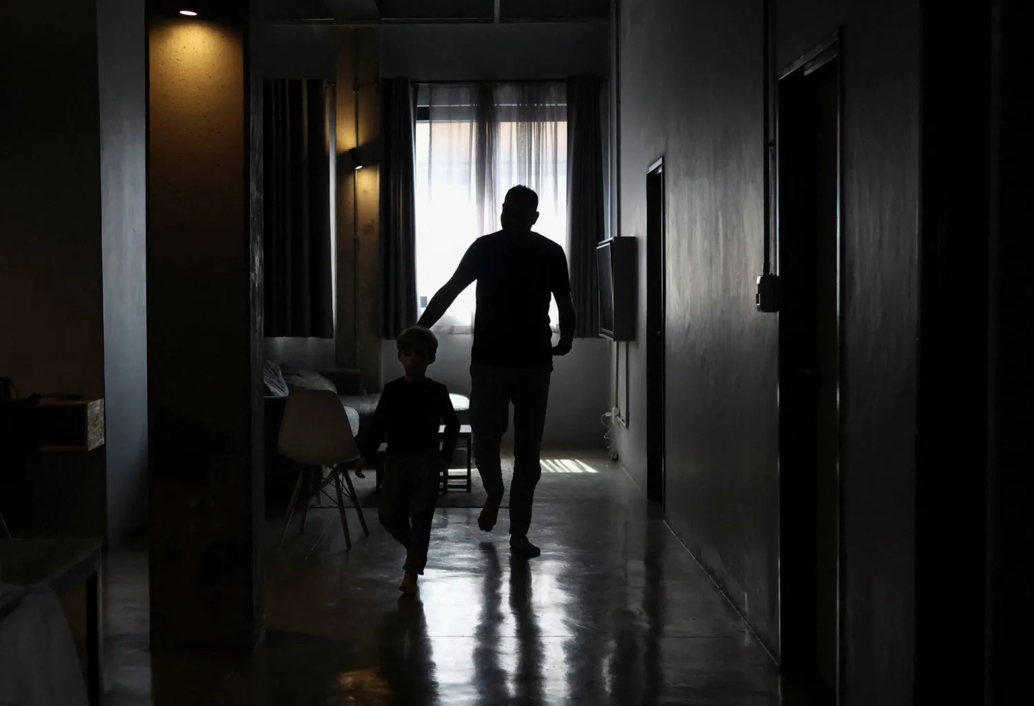 فلسطيني من مجموعة تضم 130 شخصاً سمحت لهم سلطات جنوب أفريقيا بالدخول بعدما وصلوا بشكل غير متوقع (رويترز)