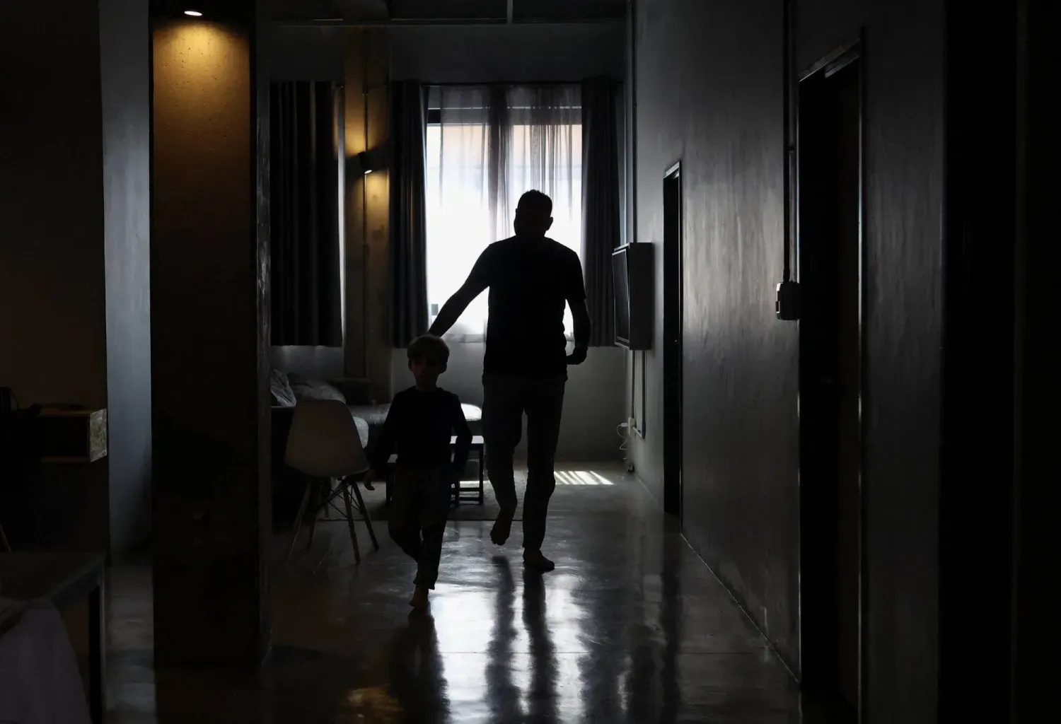 Güney Afrika yetkilileri tarafından beklenmedik bir şekilde ülkeye giriş izni verilen 130 kişilik grubun bir üyesi olan Filistinli bir adam (Reuters)