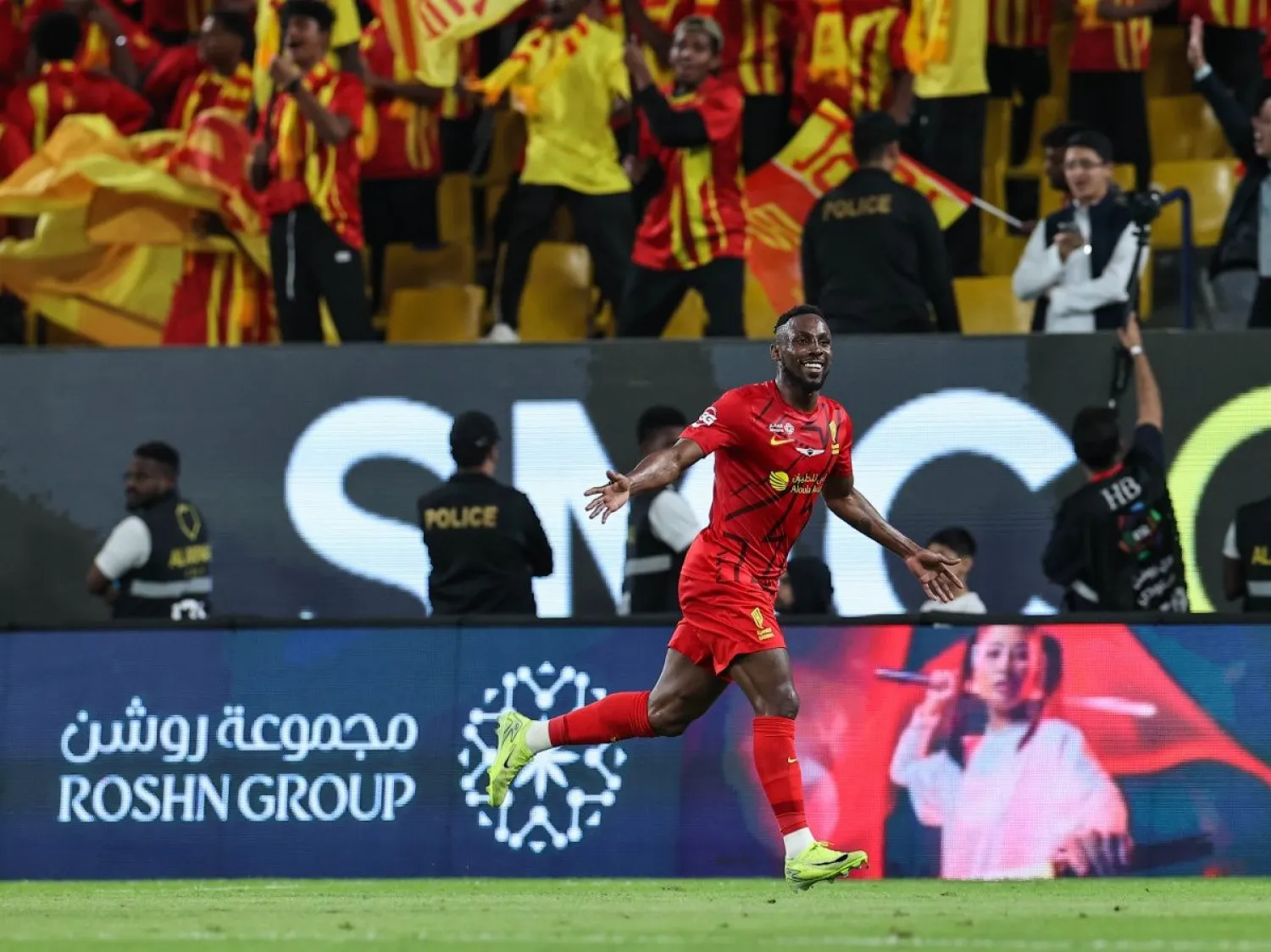 جوليان كينونيس (الشرق الأوسط)