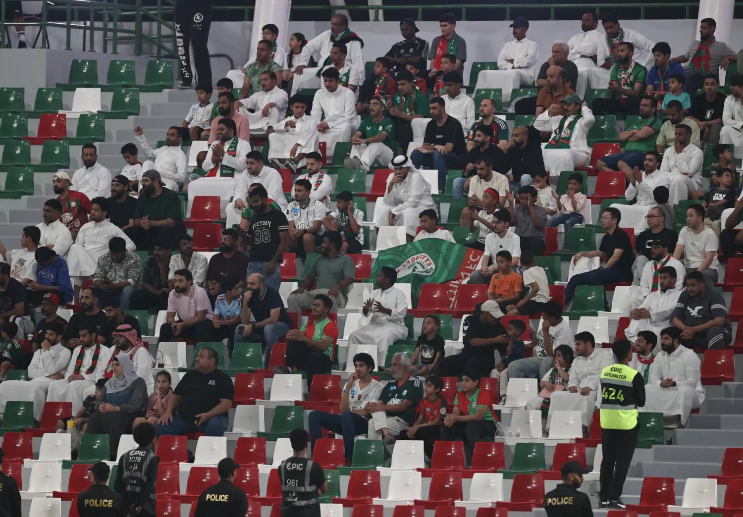 جمهورالاتفاق خلال إحدى مباريات فريقه في الدوري السعودي (تصوير: سعد العنزي)