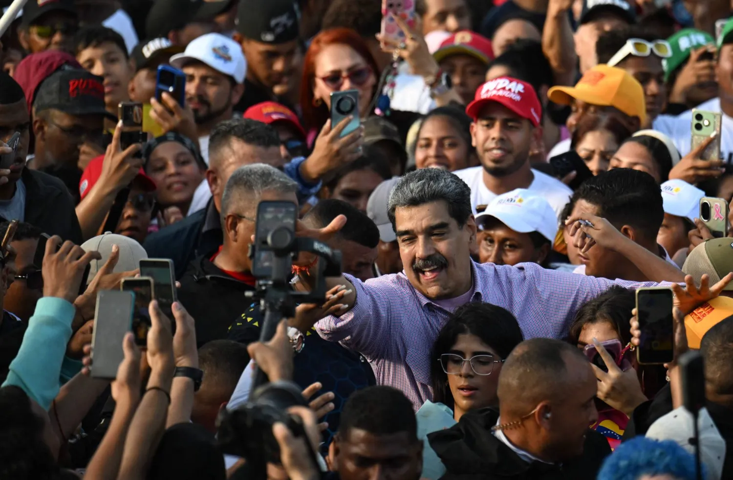 مادورو يشارك في مظاهرة بمناسبة «يوم الشباب» في كاراكاس يوم 13 نوفمبر (أ.ف.ب)