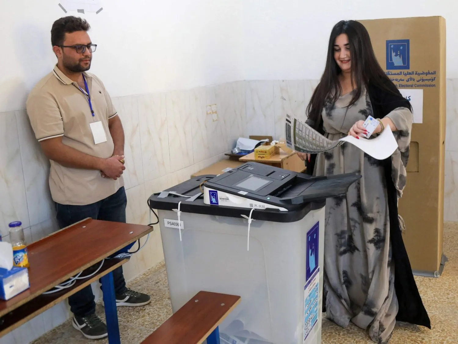 ناخبة تدلي بصوتها في أحد مراكز الاقتراع في إقليم كردستان العراق (أ.ف.ب)