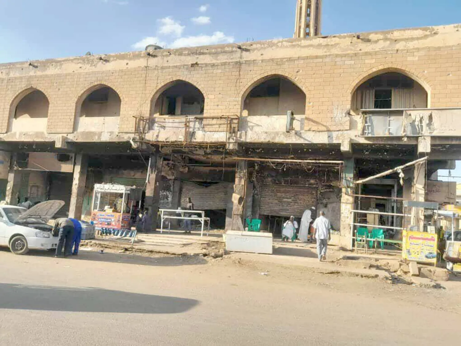 بعض المتاجر عادت إلى الحياة رغم ما أصابها من دمار (الشرق الأوسط)