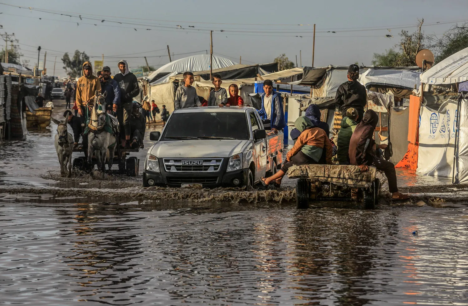 الغزيون يواجهون «حرب الشتاء» بلا غطاء