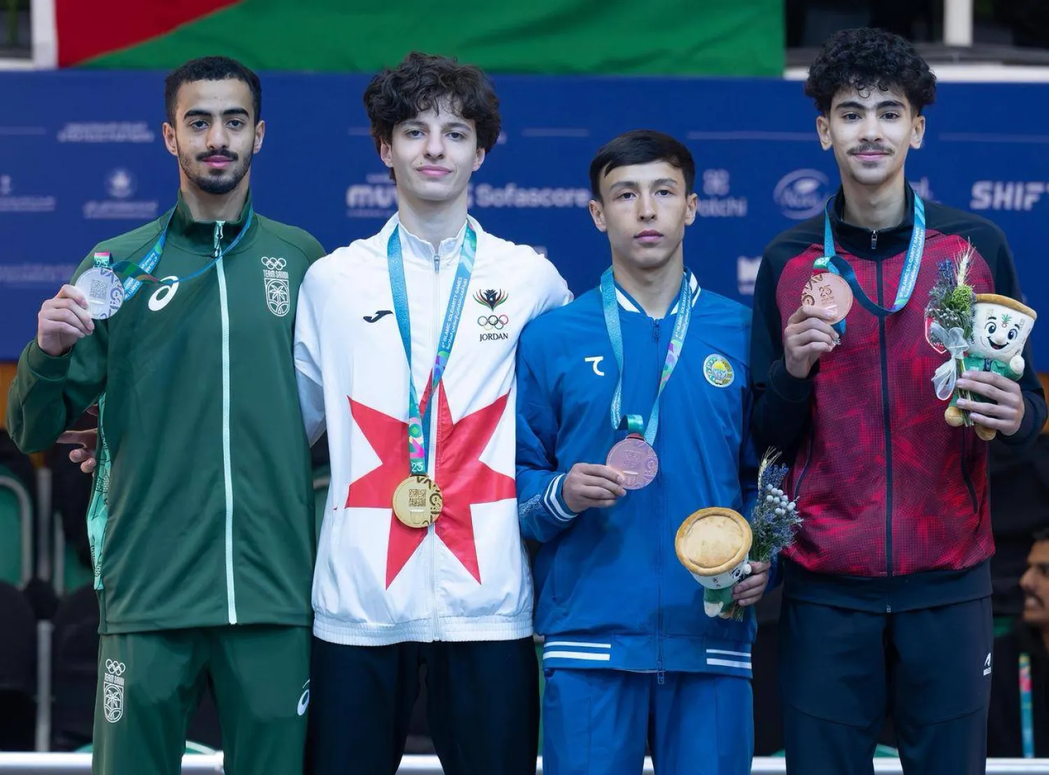 جعفر الداود يتوسط منصة التتويج في التايكوندو (الشرق  الأوسط)