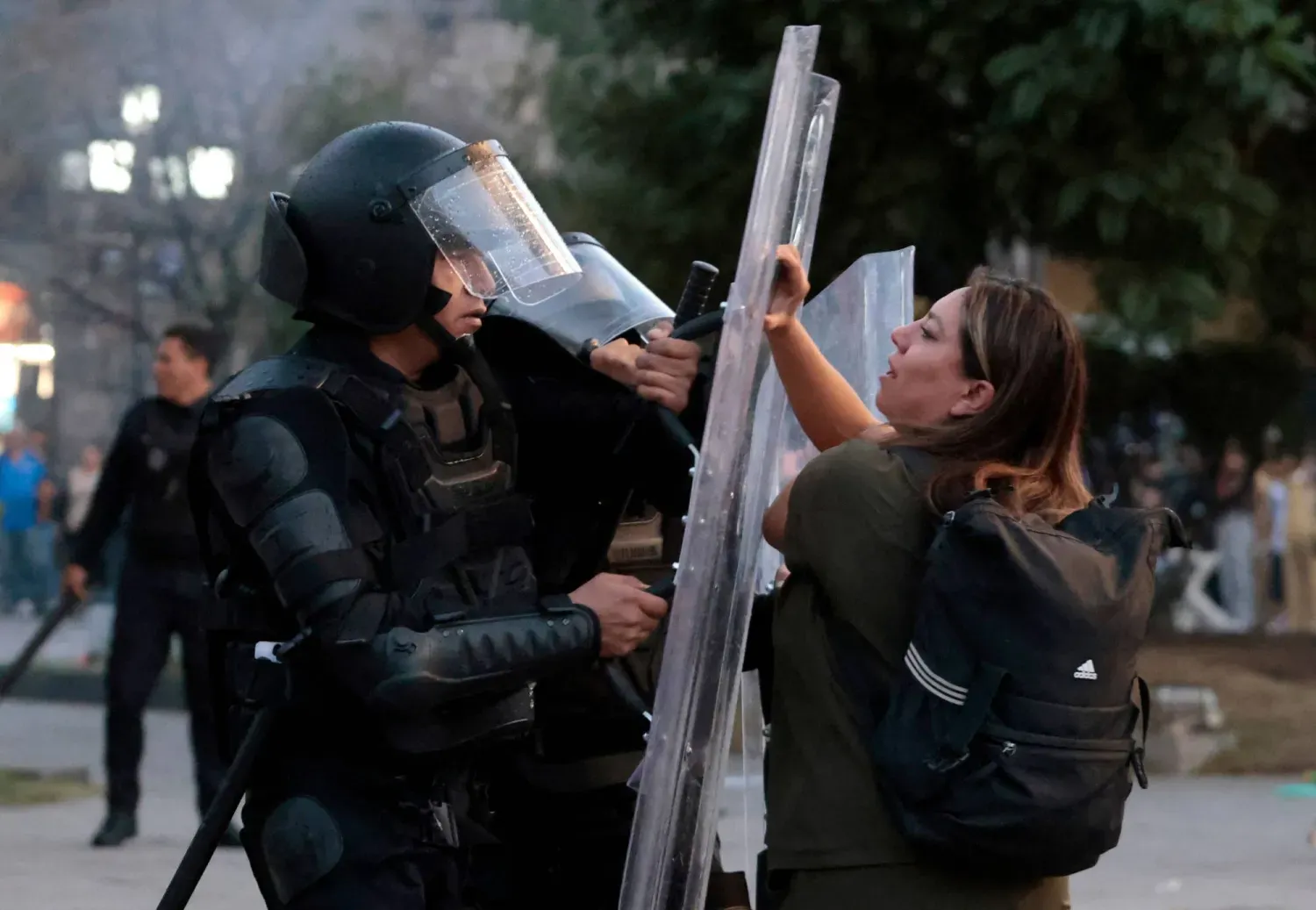 Guadalajara'da Meksika Cumhurbaşkanı Claudia Sheinbaum'un hükümetine karşı düzenlenen yürüyüşte çıkan çatışmalarda bir protestocu polis memuruyla karşı karşıya geliyor (AFP)