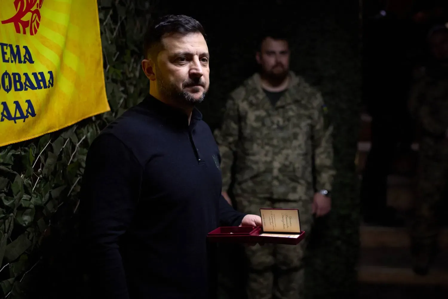 Ukrayna Devlet Başkanı Vladimir Zelenskiy, Zaporijya bölgesindeki 65. Mekanize Tugayı'nı ziyareti sırasında askerlere hitap ediyor. (AFP)