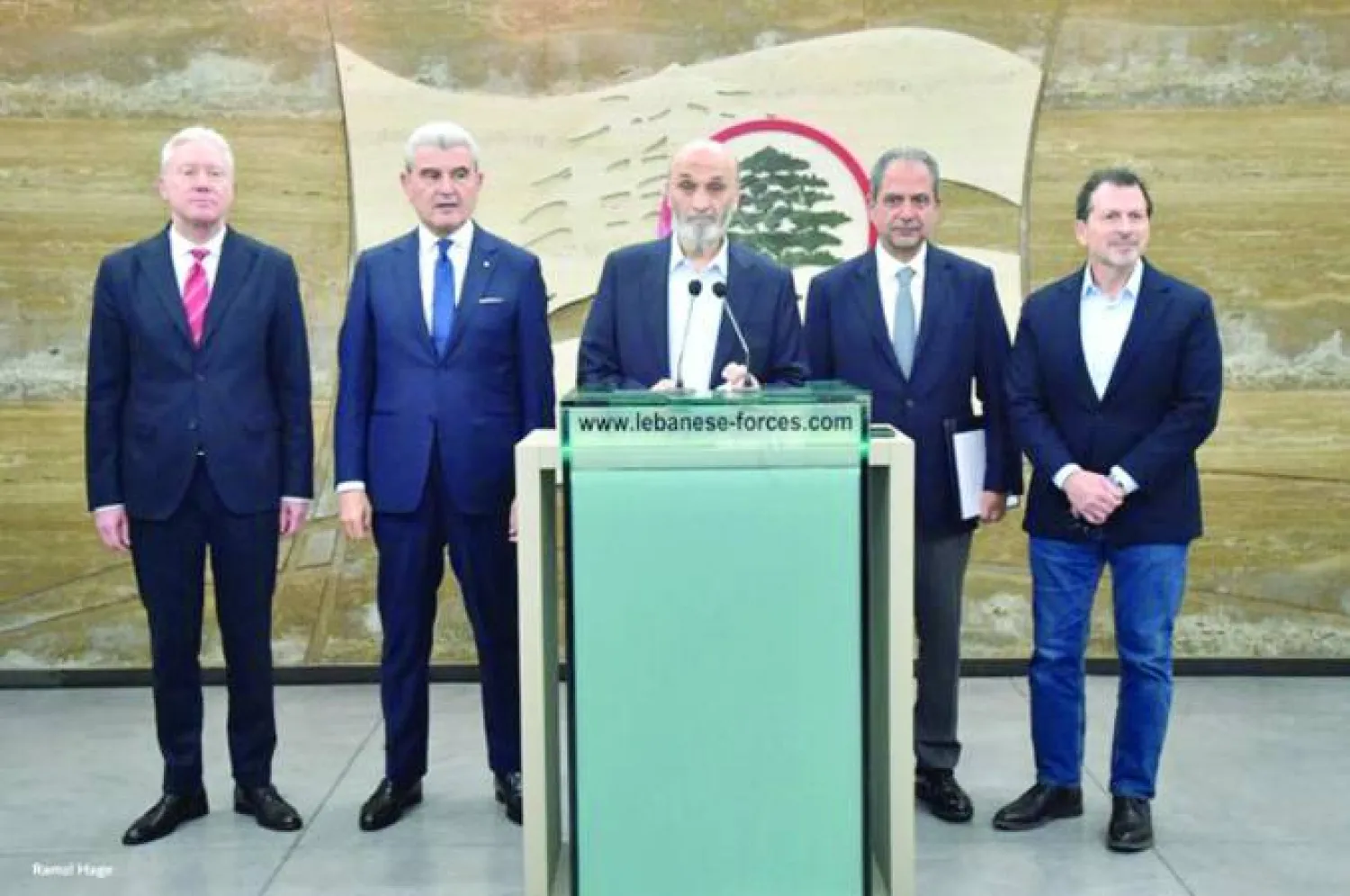 رئيس حزب «القوات» سمير جعجع يتوسط الوزراء يوسف رجي وجو صدي وجو عيسى الخوري وكمال شحادة المحسوبين عليه في الحكومة (أرشيفية - إعلام القوات)
