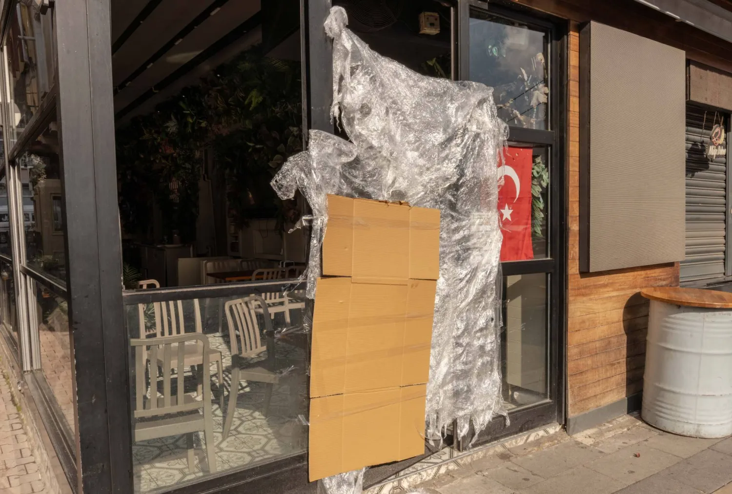 كشك مطعم شعبي تركي أغلقته السلطات التركية (د.ب.أ)