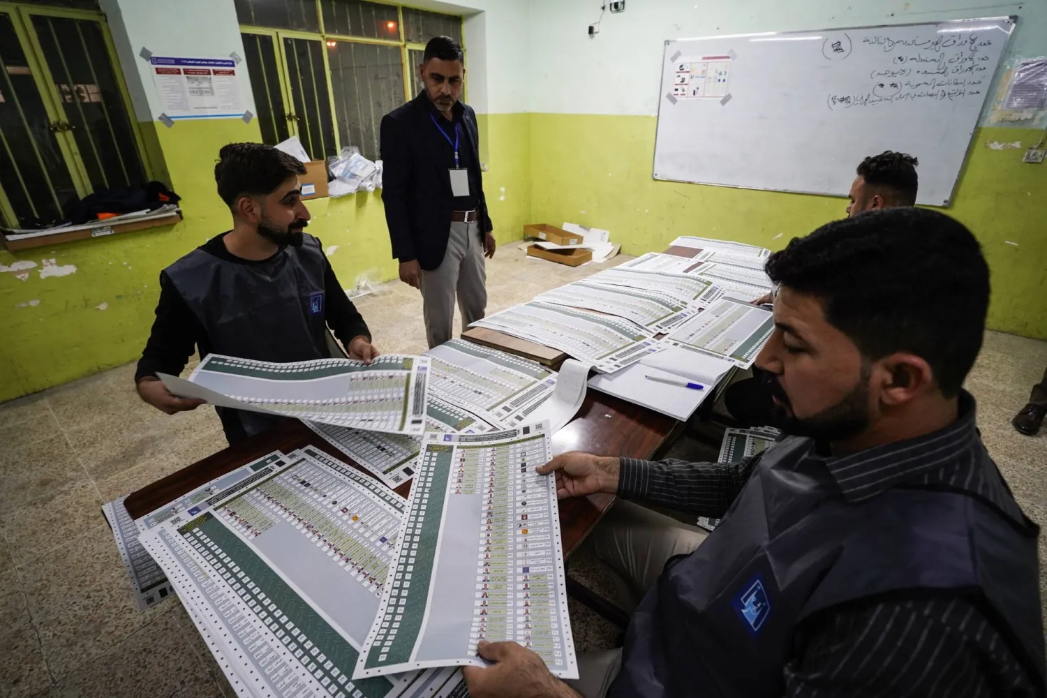 من عملية فرز الأصوات داخل مركز اقتراع بالموصل (د.ب.أ)