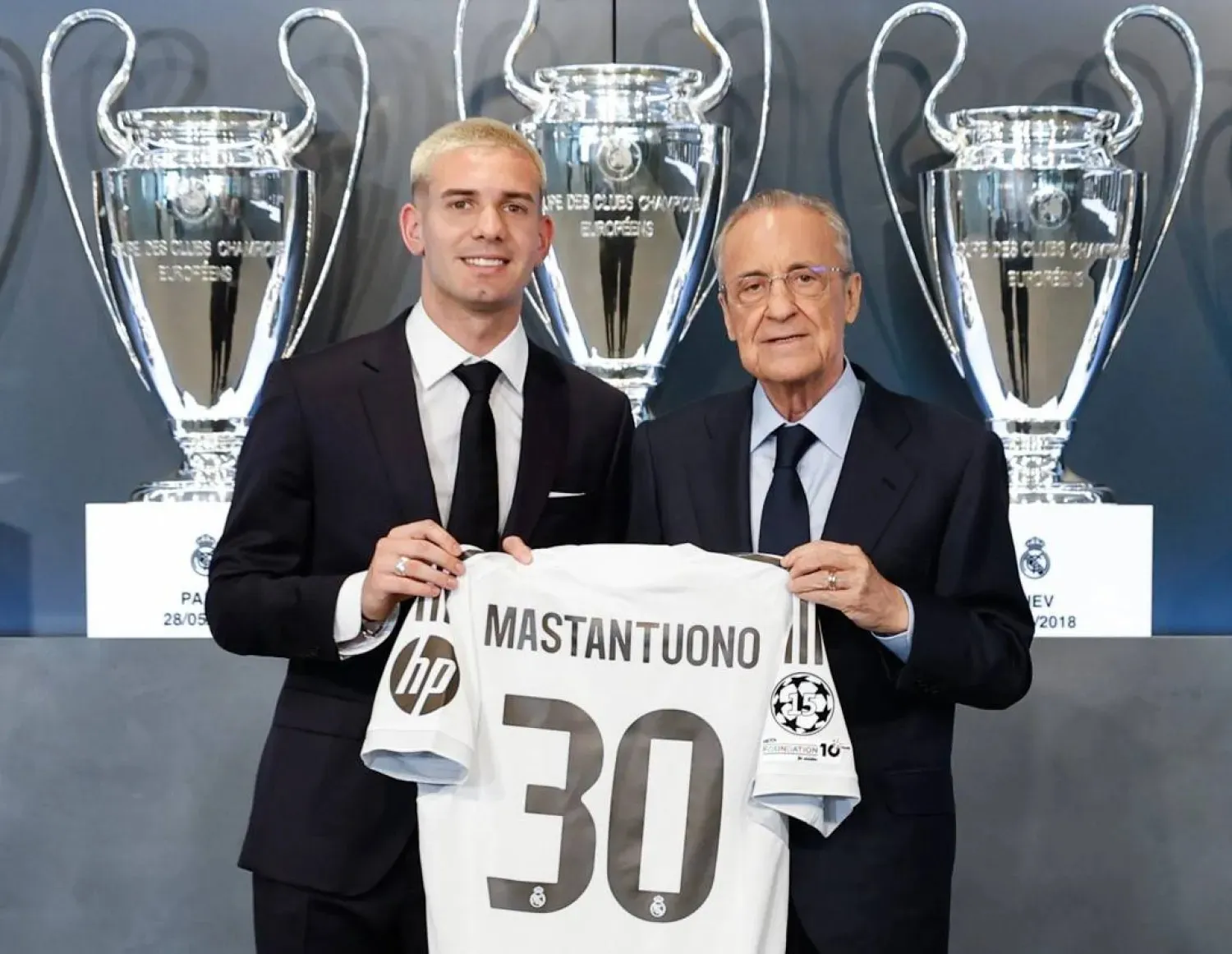 من تعاقد الشاب ماستانتونو مع ريال مدريد وبجانبه بيريز في أغسطس الماضي (نادي ريال مدريد)