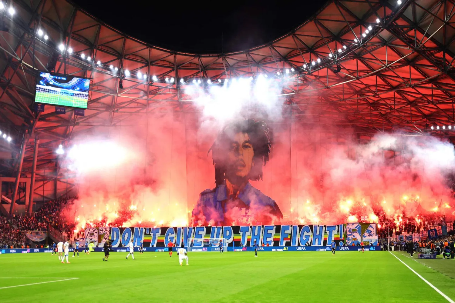 أعلن «يويفا» عن معاقبة مرسيليا الفرنسي على خلفية أحداث شغب وقعت خلال مباراته ضد أتلانتا الإيطالي (أ.ف.ب)