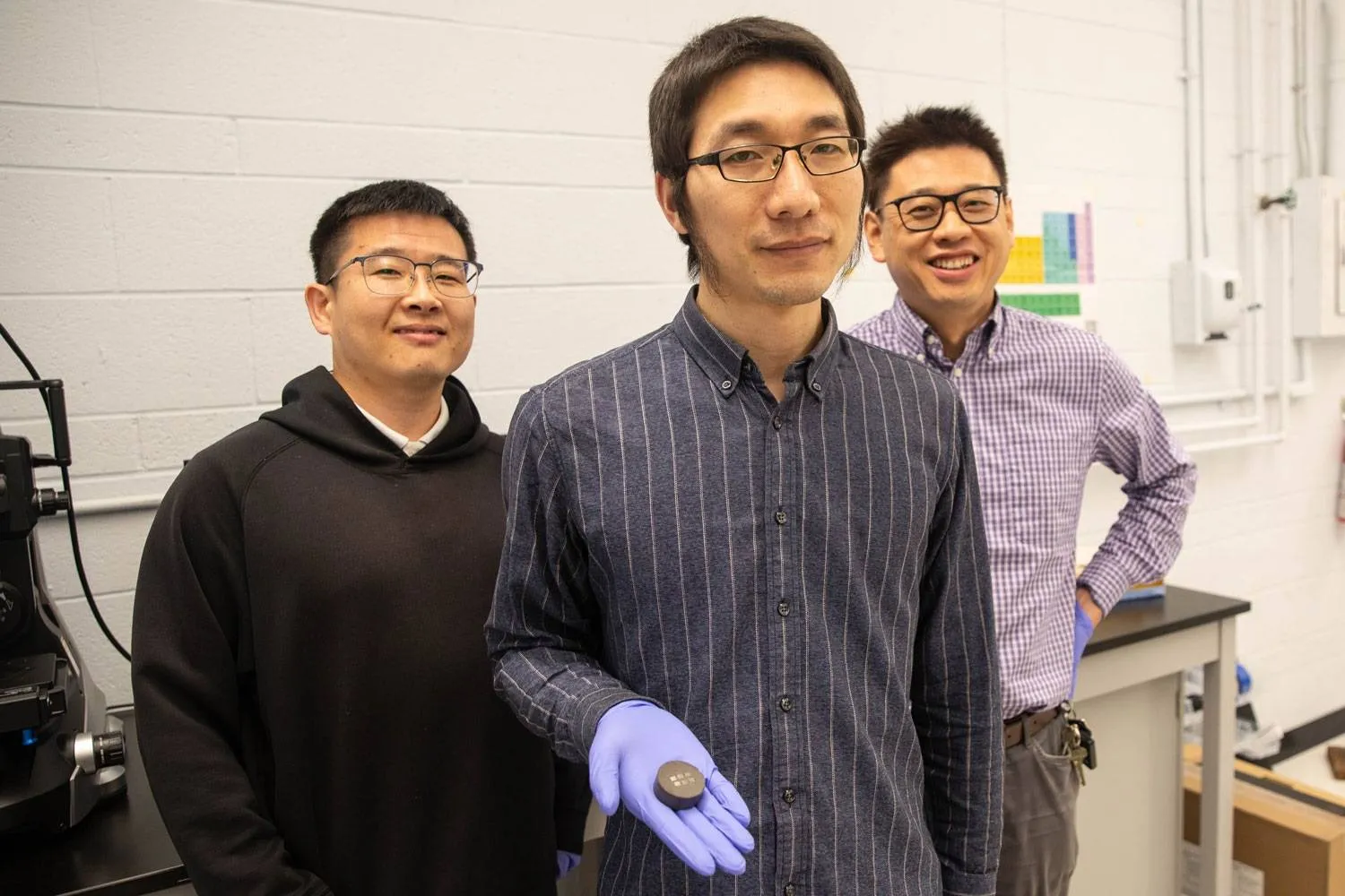 فريق جامعة تورنتو يعرض المركب المعدني الذي يجمع بين خفة الوزن وقوة التحمل العالية (جامعة تورنتو)