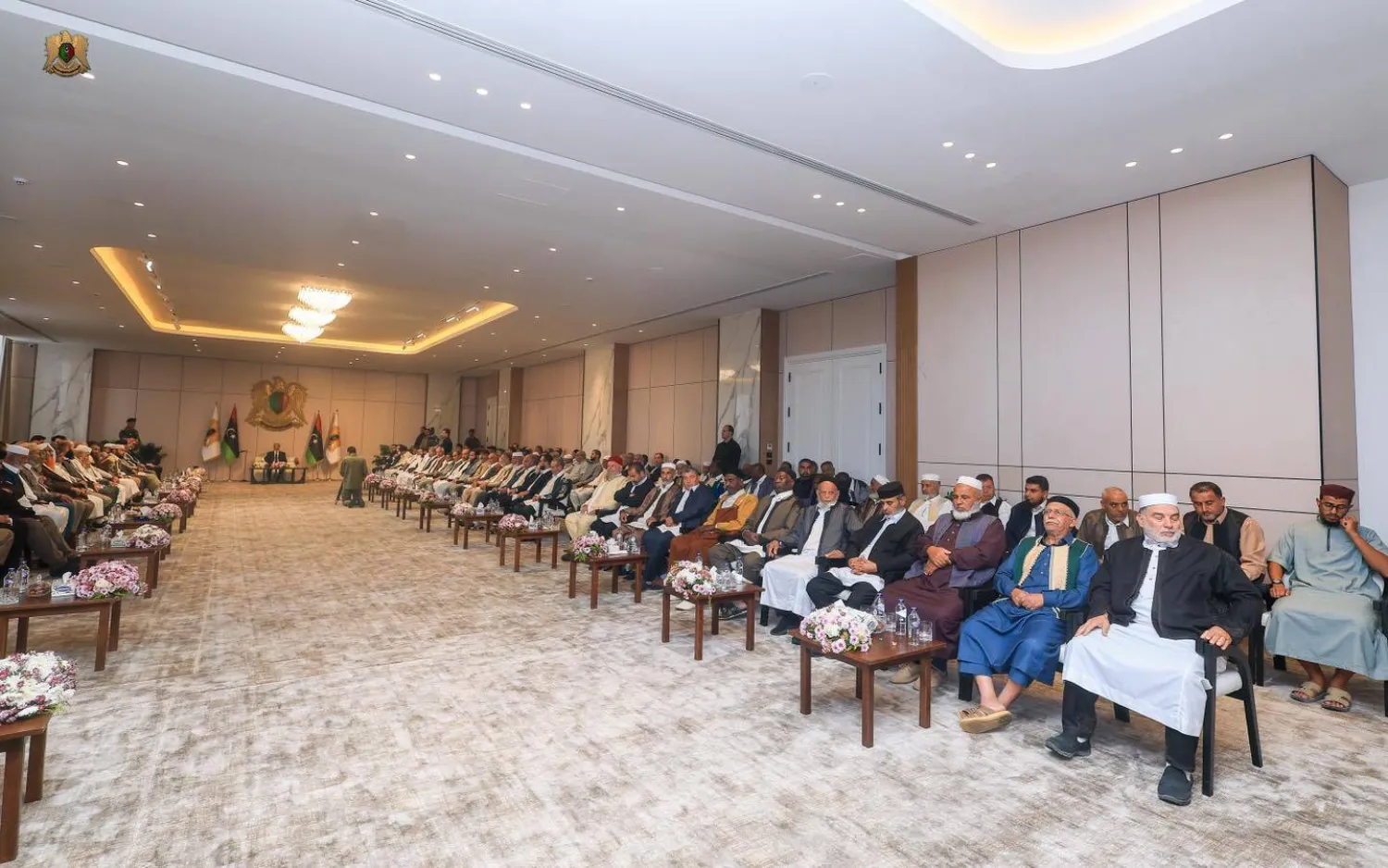 حفتر خلال استقباله مشايخ وأعيان وحكماء من مدينة الزاوية الأسبوع الماضي (القيادة العامة)