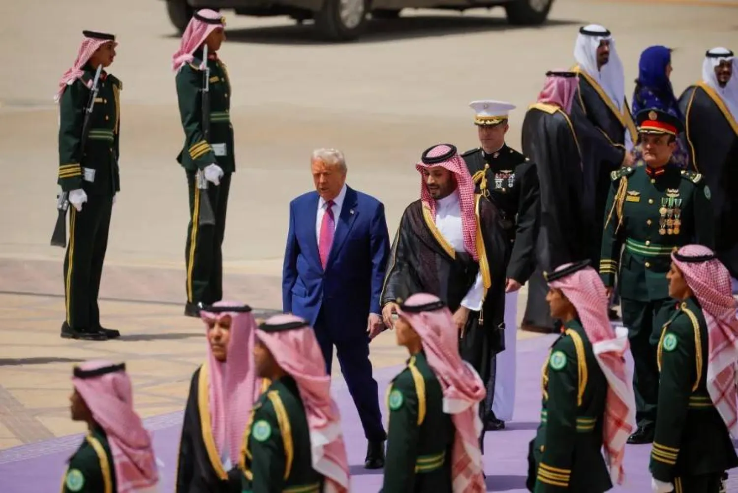 ولي العهد السعودي مستقبلاً الرئيس الأميركي خلال وصول الأخير الرياض في مايو 2025 (رويترز)