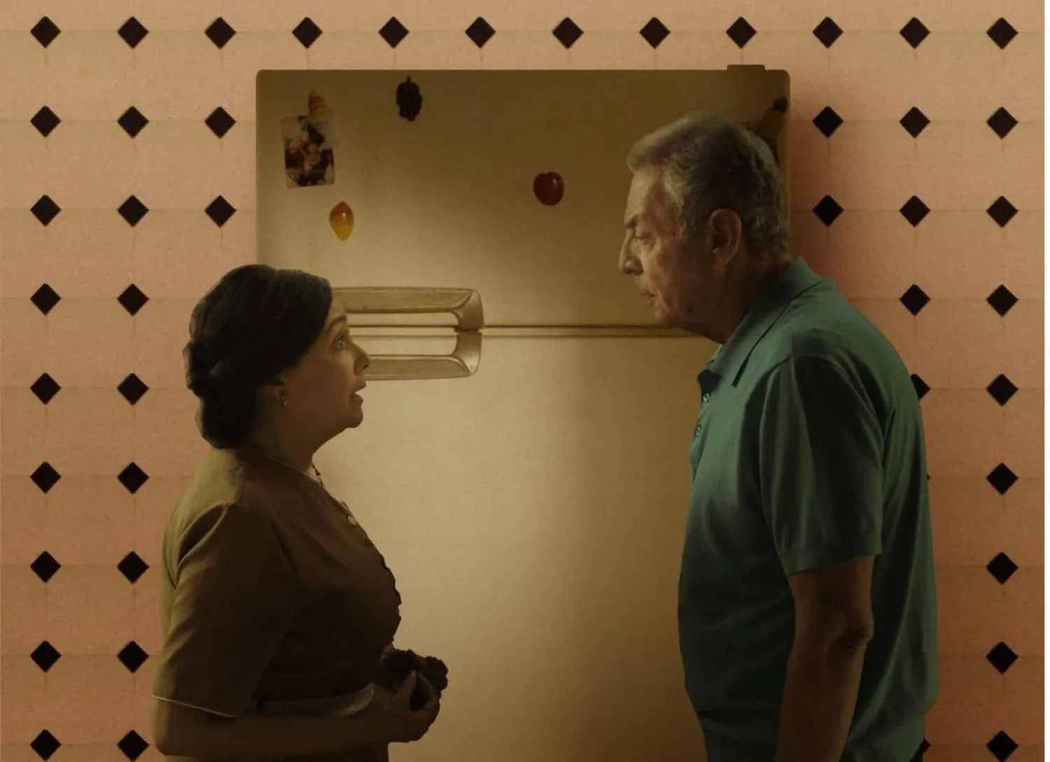 مشهد من الفيلم للزوجين وبينهما الثلاجة (الشركة المنتجة)