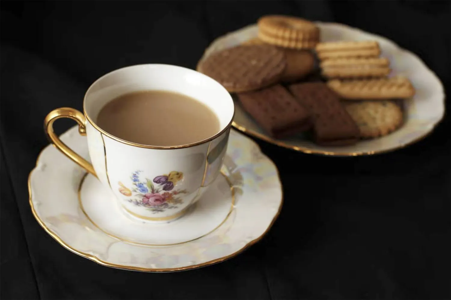 كان الشاي منتجاً باهظ الثمن ومقتصراً على الأغنياء (رويترز)