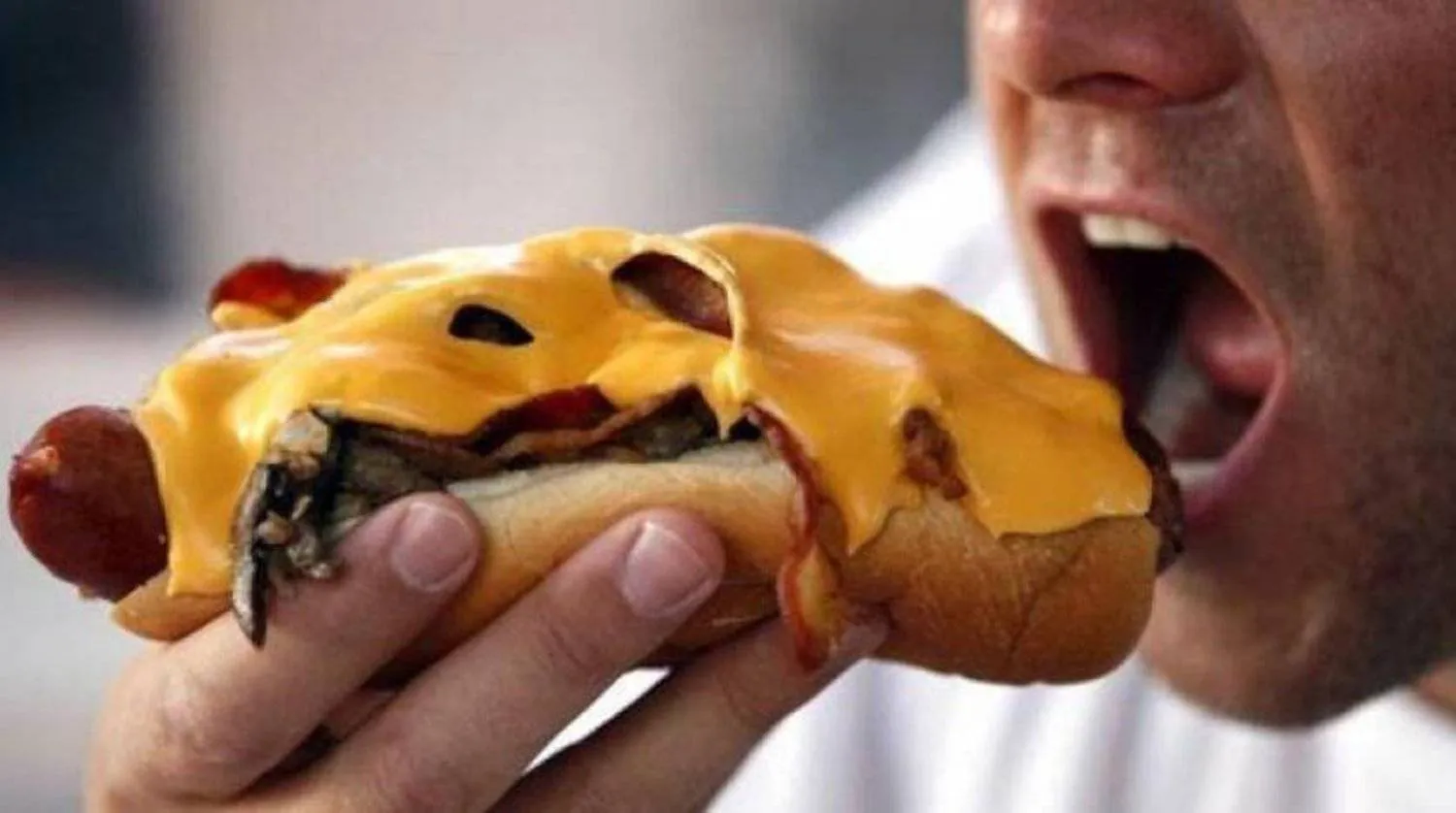 الأطعمة فائقة المعالجة غالباً ما تكون غنية بالدهون غير الصحية والملح (رويترز)