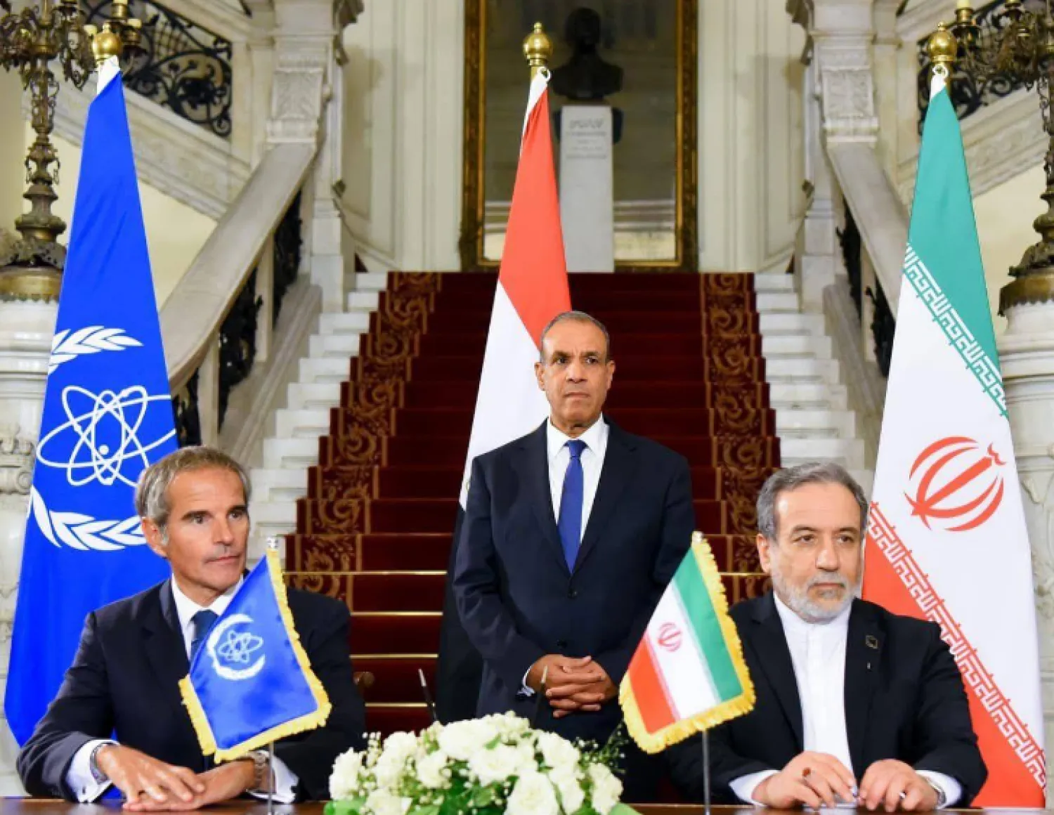 وزير الخارجية المصري ونظيره الإيراني ومدير الوكالة الدولية للطاقة الذرية خلال التوقيع على «اتفاق القاهرة» في سبتمبر الماضي (الخارجية المصرية)