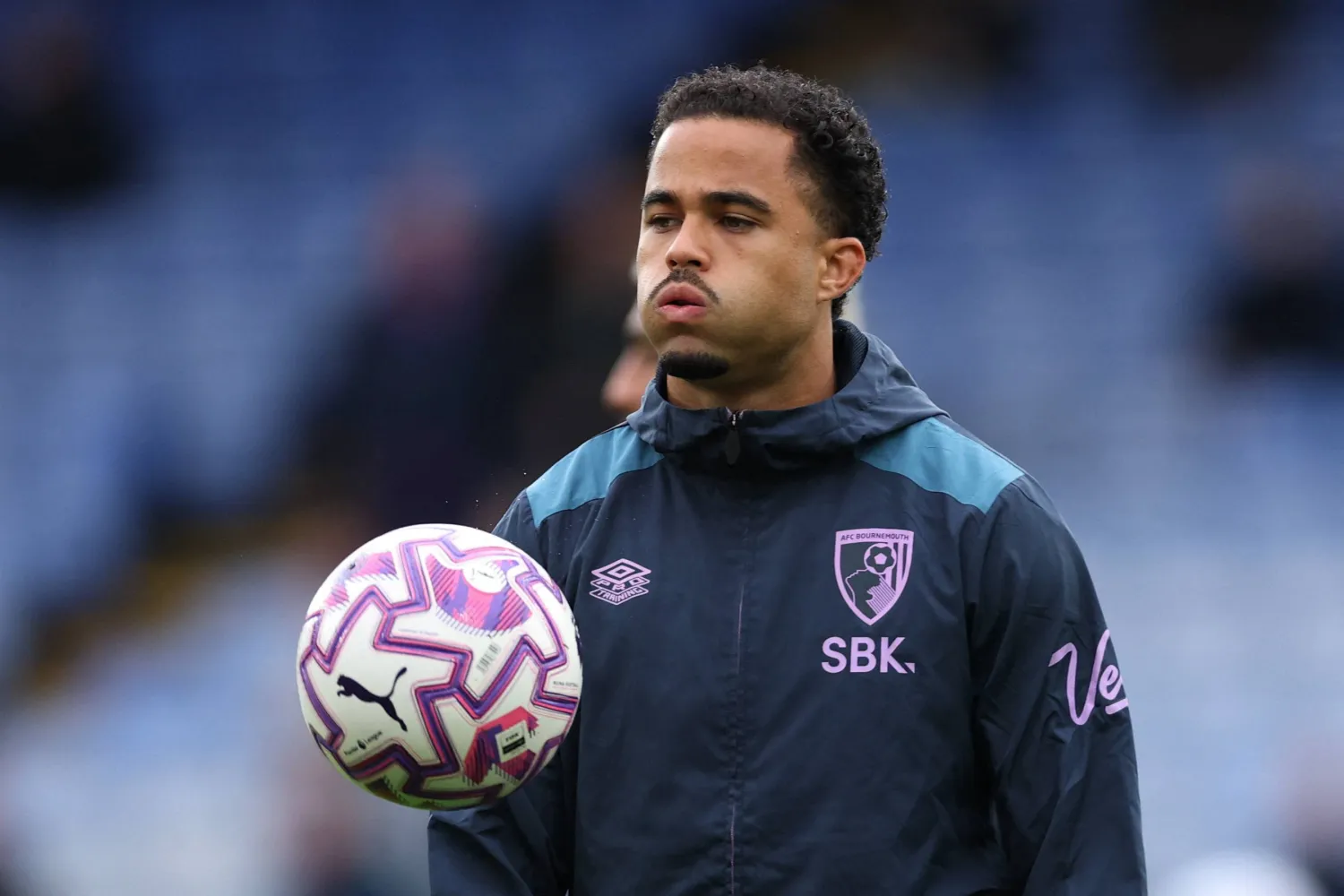 الهولندي جاستن كلويفرت لاعب بورنموث (رويترز)