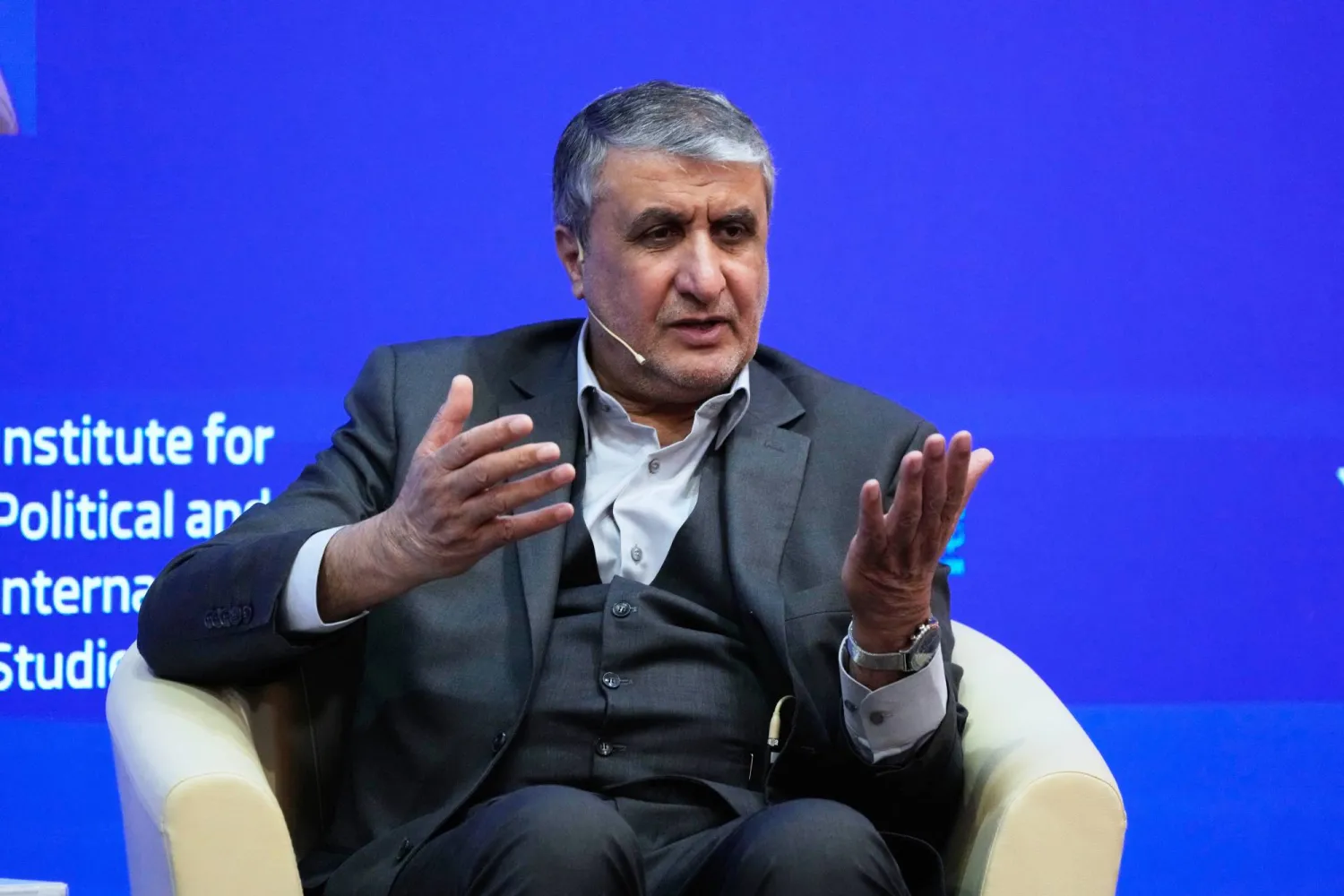 إسلامي يتحدث خلال «منتدى طهران للحوار» الأحد (أ.ب)